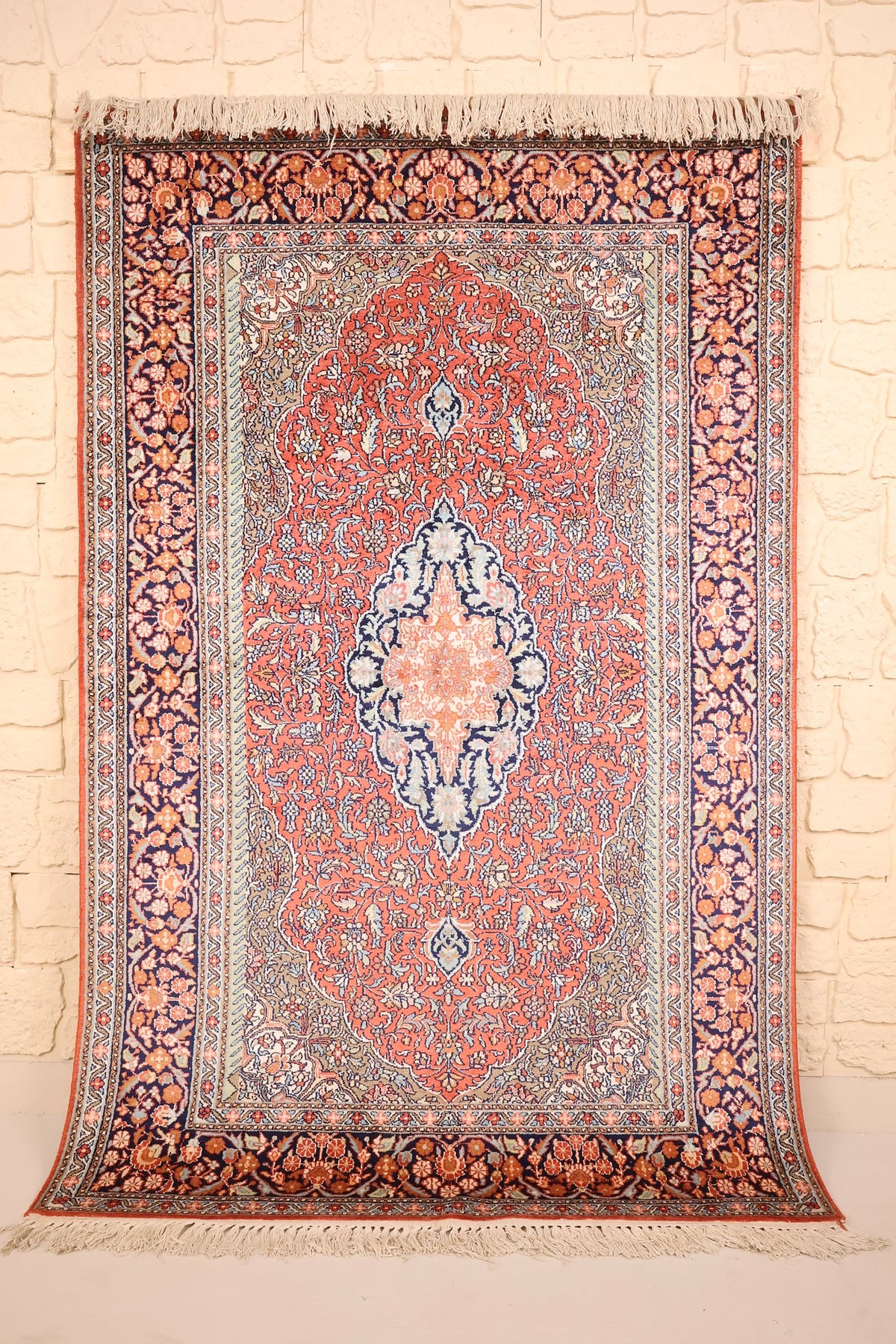 Tapis Cachemire rouge 185 × 120 cm en soie, vue d'ensemble avec médaillon losangé central