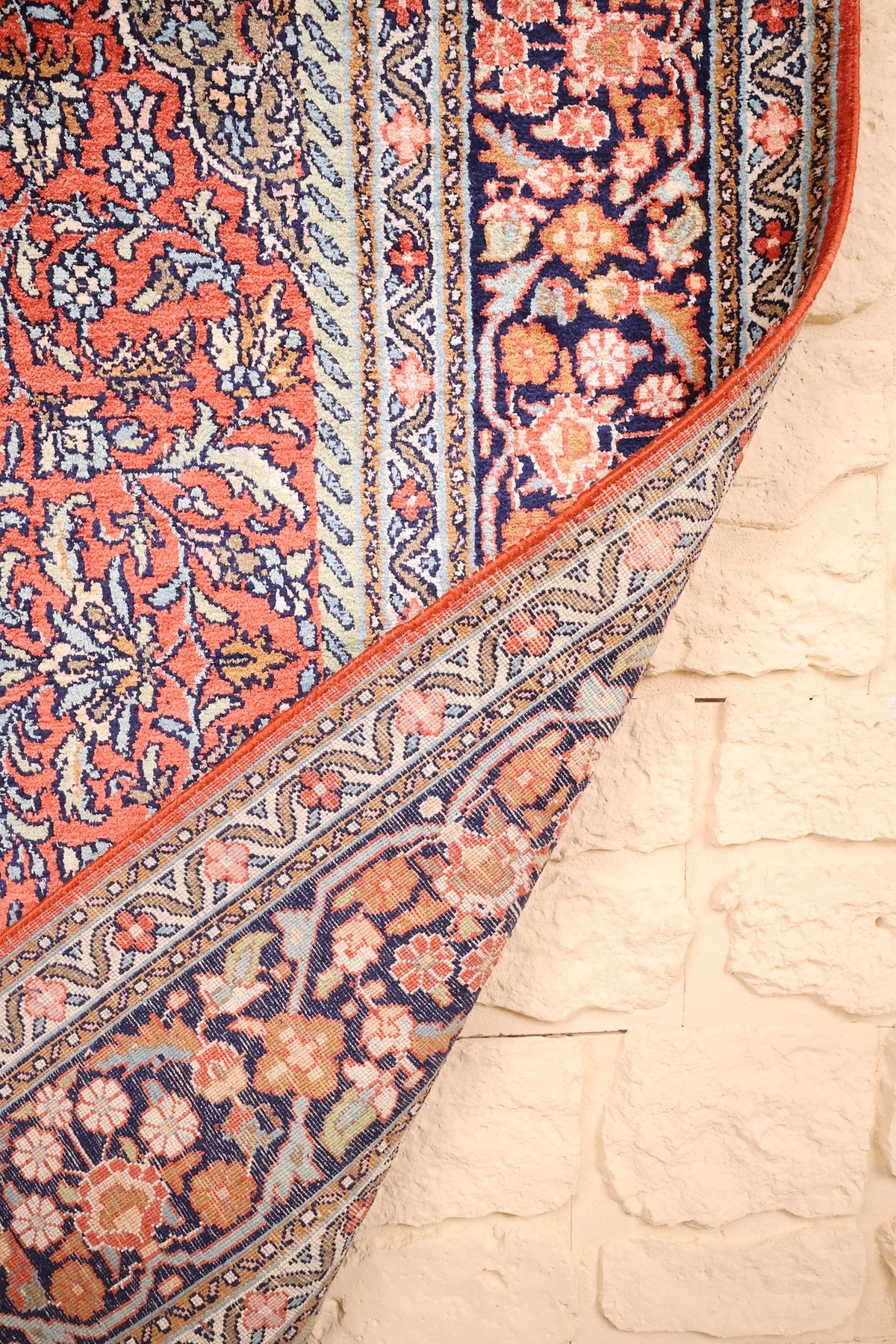Coin replié du tapis Cachemire 185 × 120 cm, envers et nœuds fins visibles