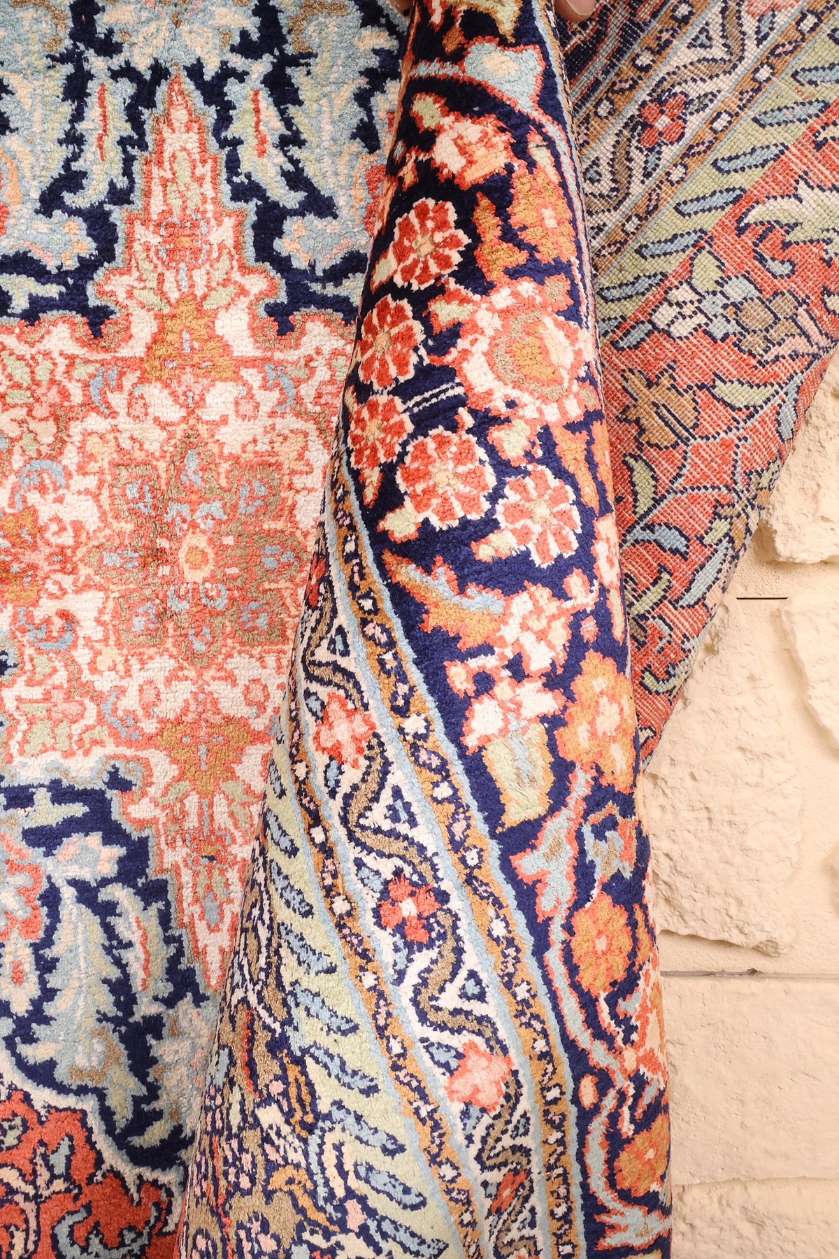 Tapis Cachemire rouge et bleu soulevé, épaisseur de la soie et rinceaux fleuris en gros plan