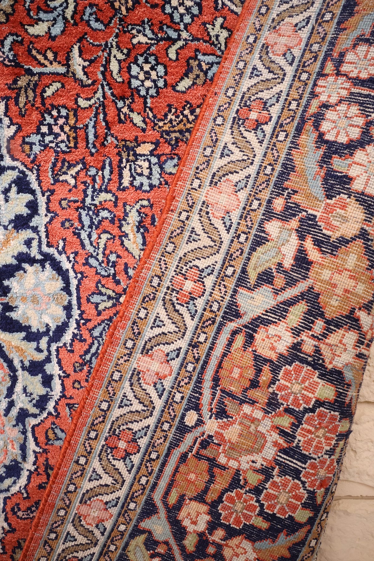 Envers du tapis Cachemire en soie, nouage serré le long de la bordure bleu nuit