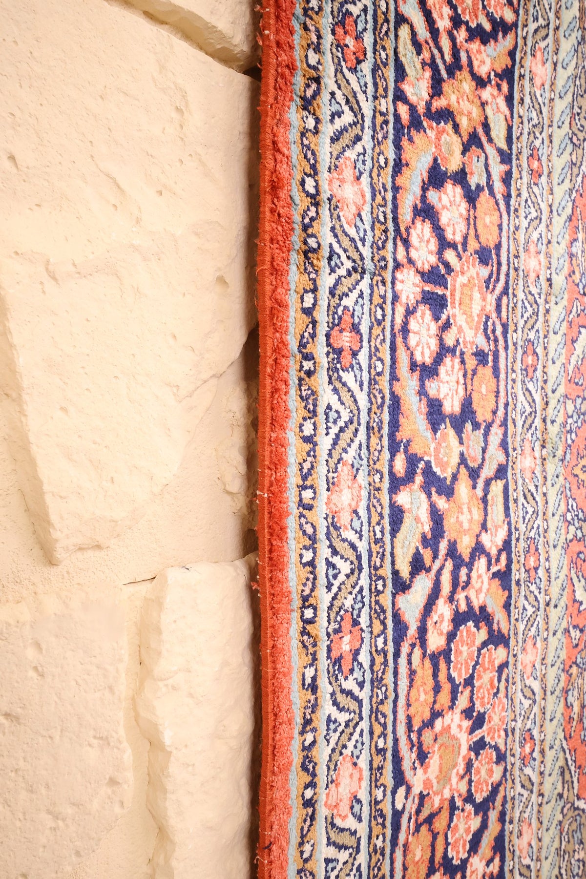 Lisière rouge du tapis Cachemire en soie, contre-bordures beige et bleu alignées