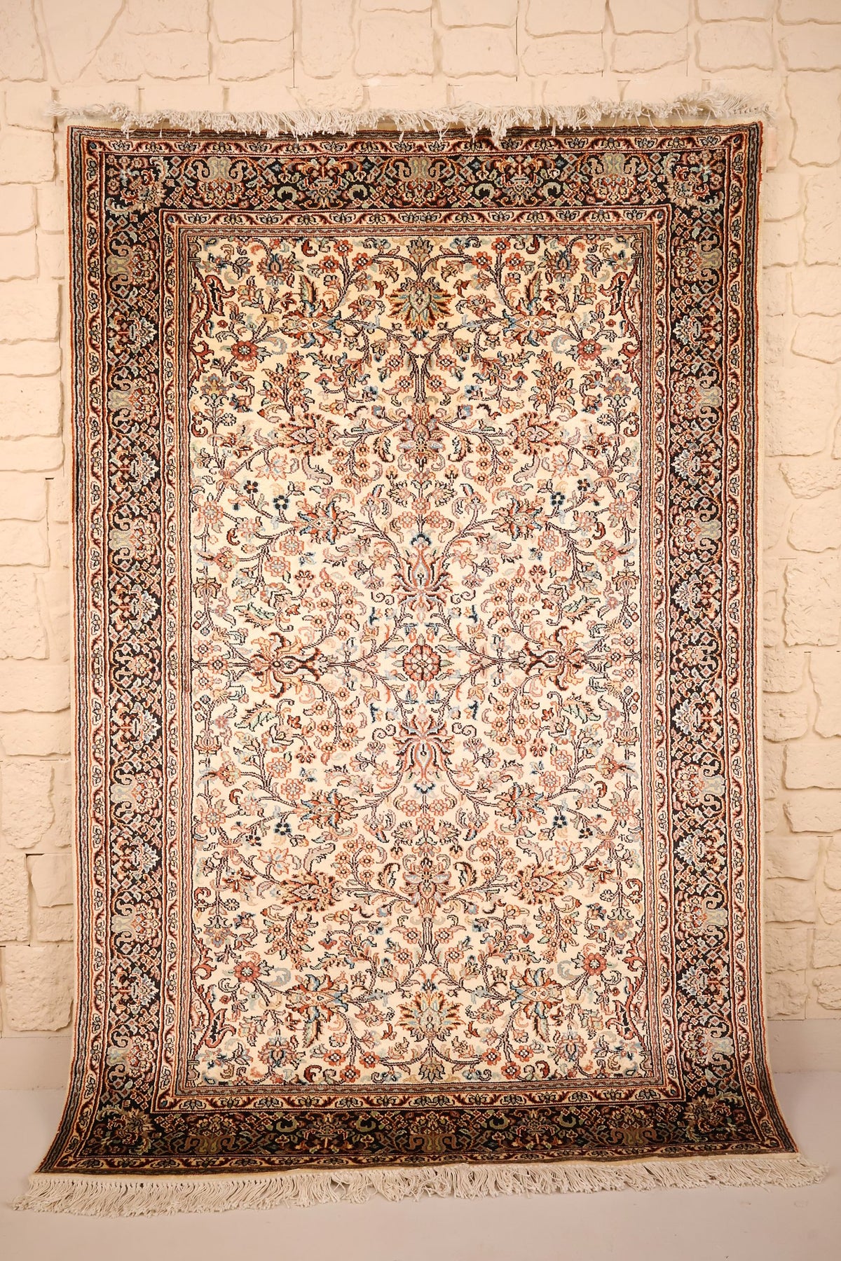 Tapis Cachemire beige en soie 185 × 121 cm, vue d'ensemble du semis fleuri
