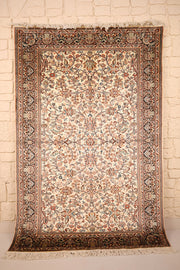 Tapis Cachemire beige en soie 185 × 121 cm, vue d'ensemble du semis fleuri