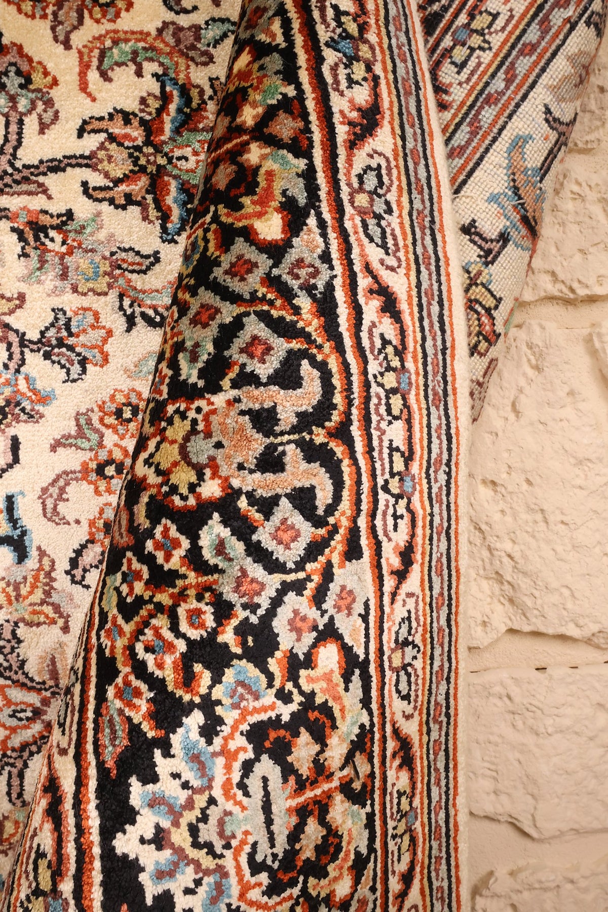 Lisière du tapis Cachemire noué à la main, bordure noire en relief