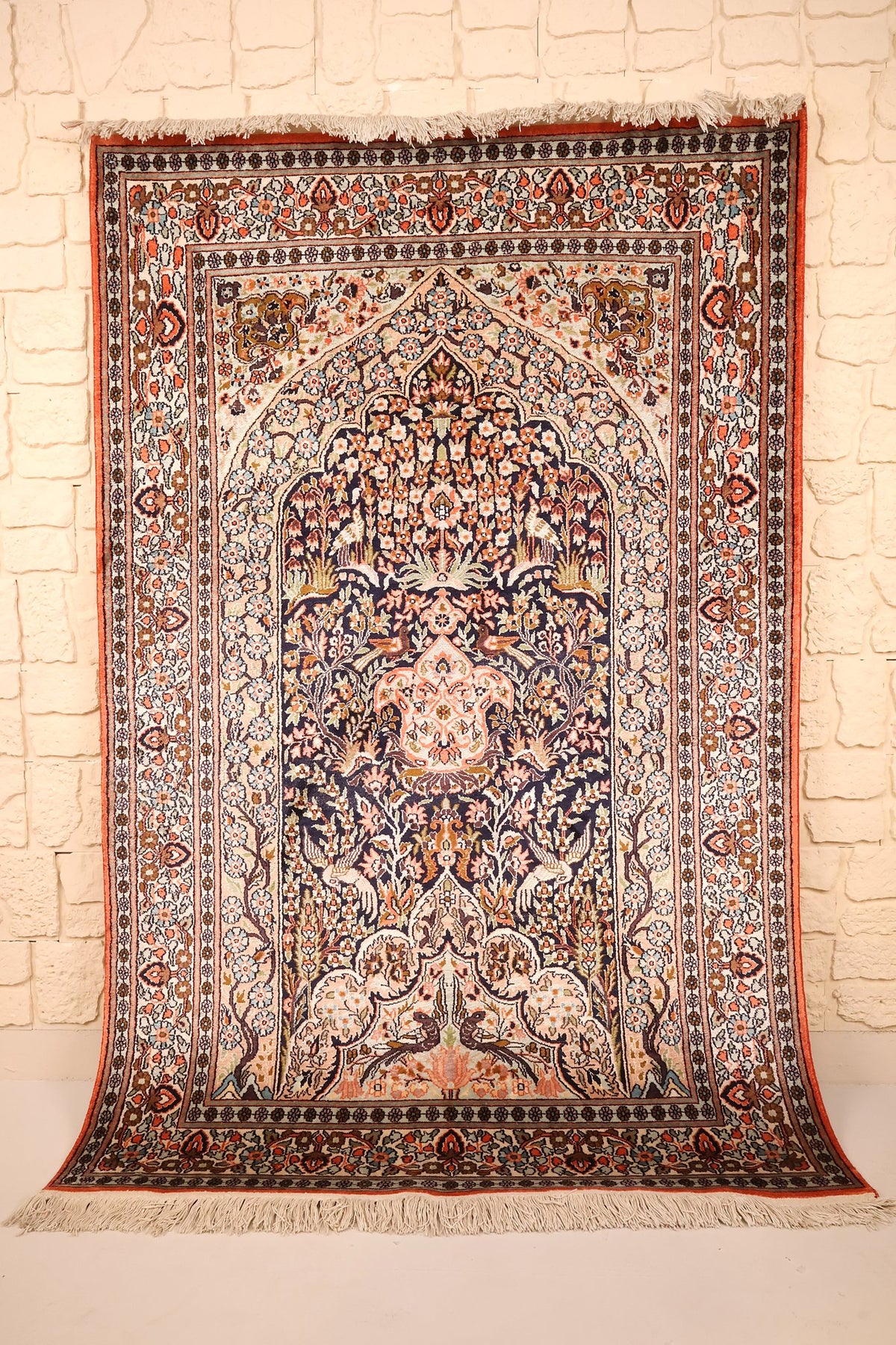 Tapis Cachemire bleu 185 × 121 cm en soie, vue d'ensemble de la niche à arbre fleuri