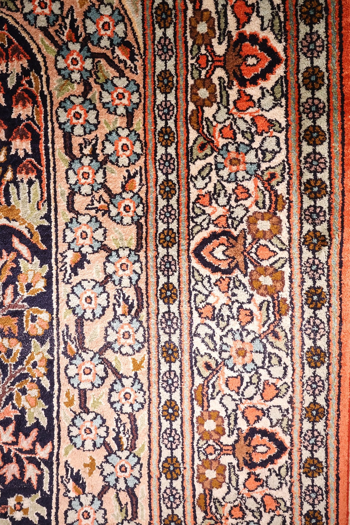 Bordure ivoire à palmettes et rinceaux fleuris du tapis Cachemire, contre-bordures étroites