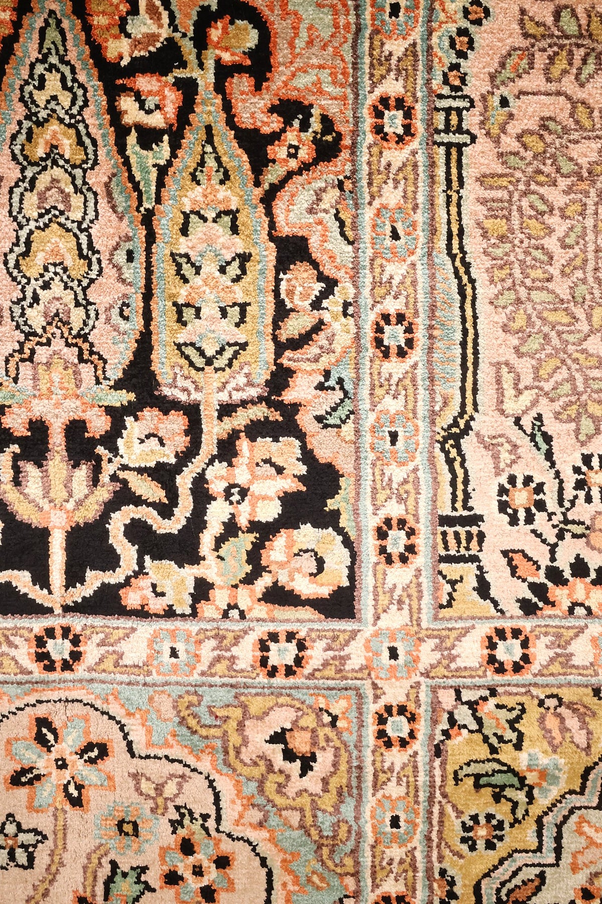 Détail d'un caisson noir à arbre de vie et rinceaux fleuris du tapis Cachemire