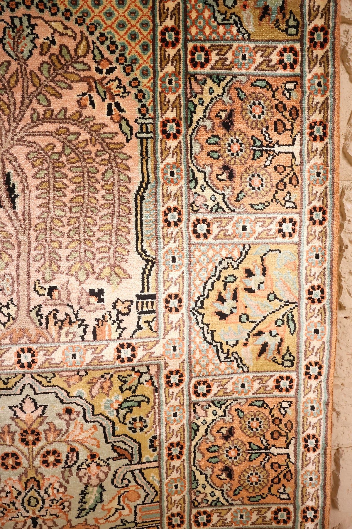 Bordure principale à fleurs sur fond orangé et contre-bordures claires, tapis Cachemire