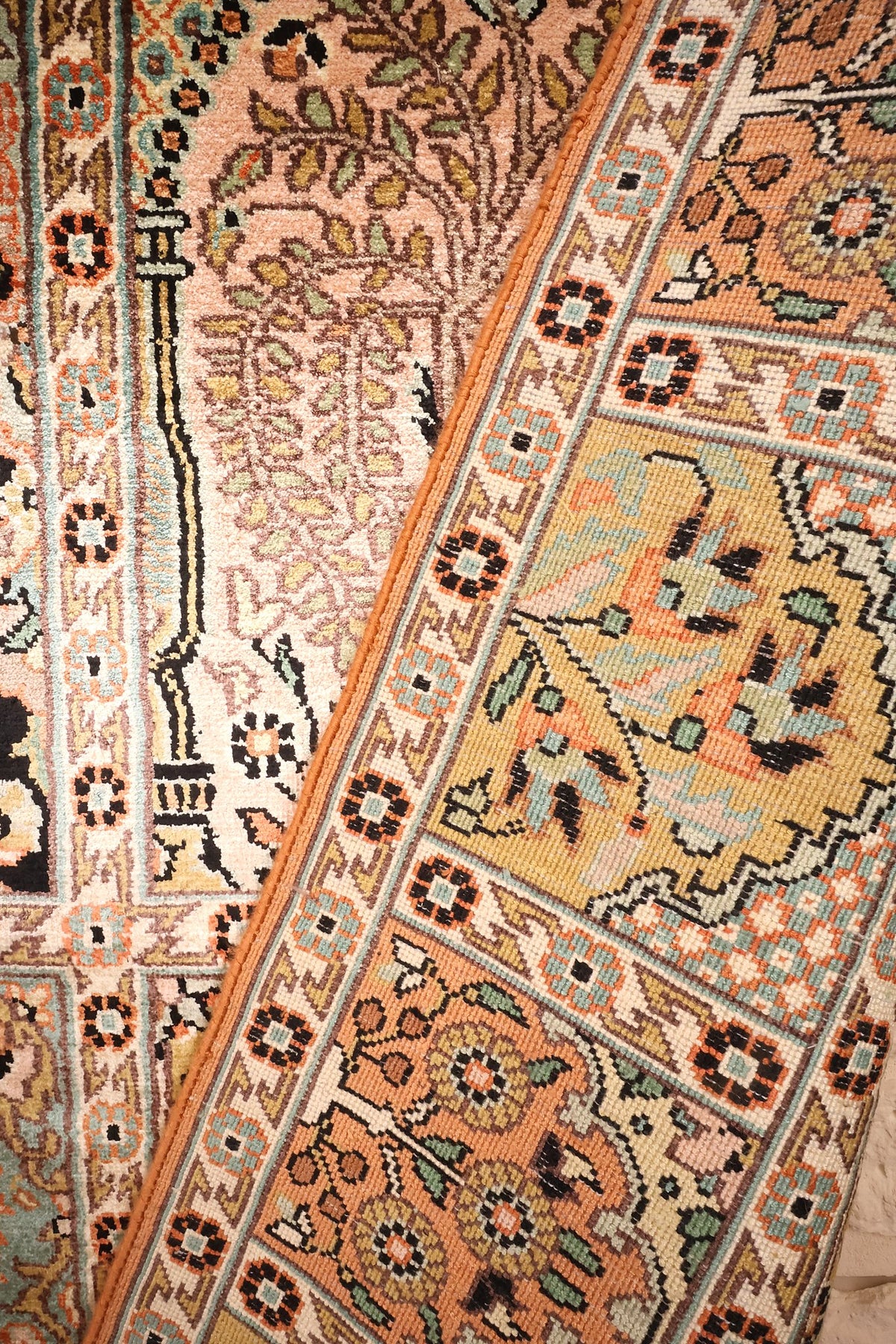 Coin du tapis Cachemire noué main, caisson rose et encadrement fleuri