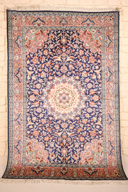 Tapis Cachemire bleu et rose 185 × 122 cm en soie, vue d'ensemble du médaillon central