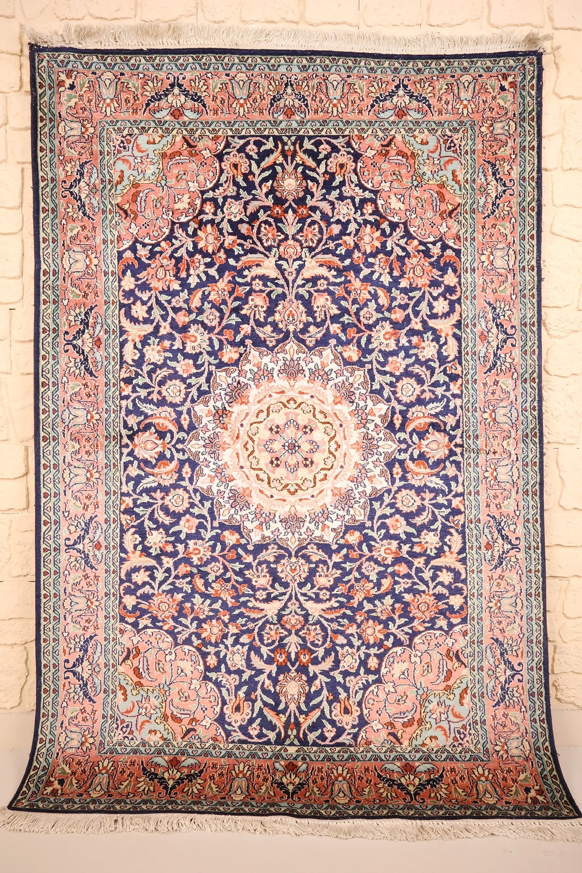 Tapis Cachemire bleu et rose 185 × 122 cm en soie, vue d'ensemble du médaillon central