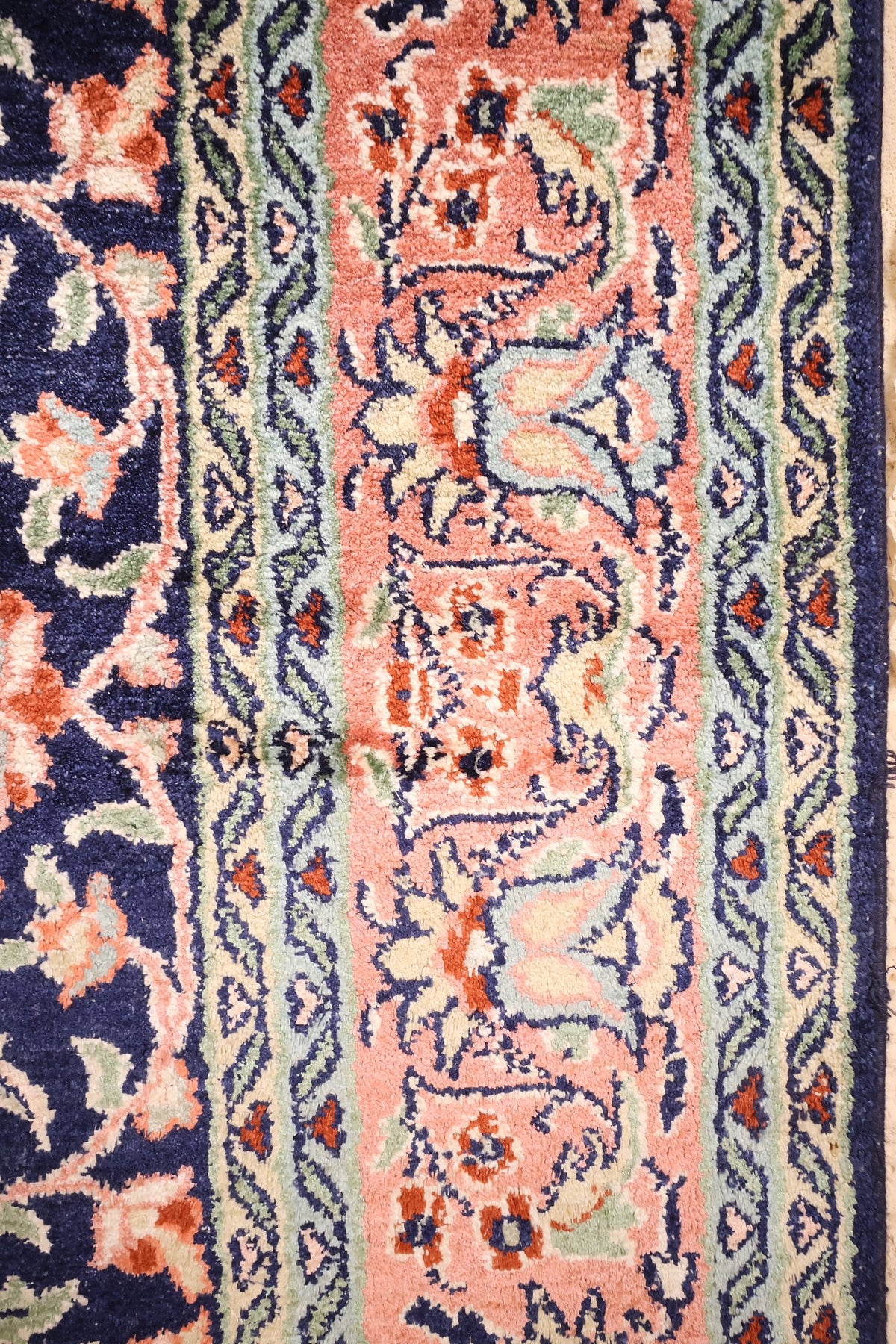 Bordure rose saumon à tiges fleuries et contre-bordures ivoire et vertes, tapis Cachemire