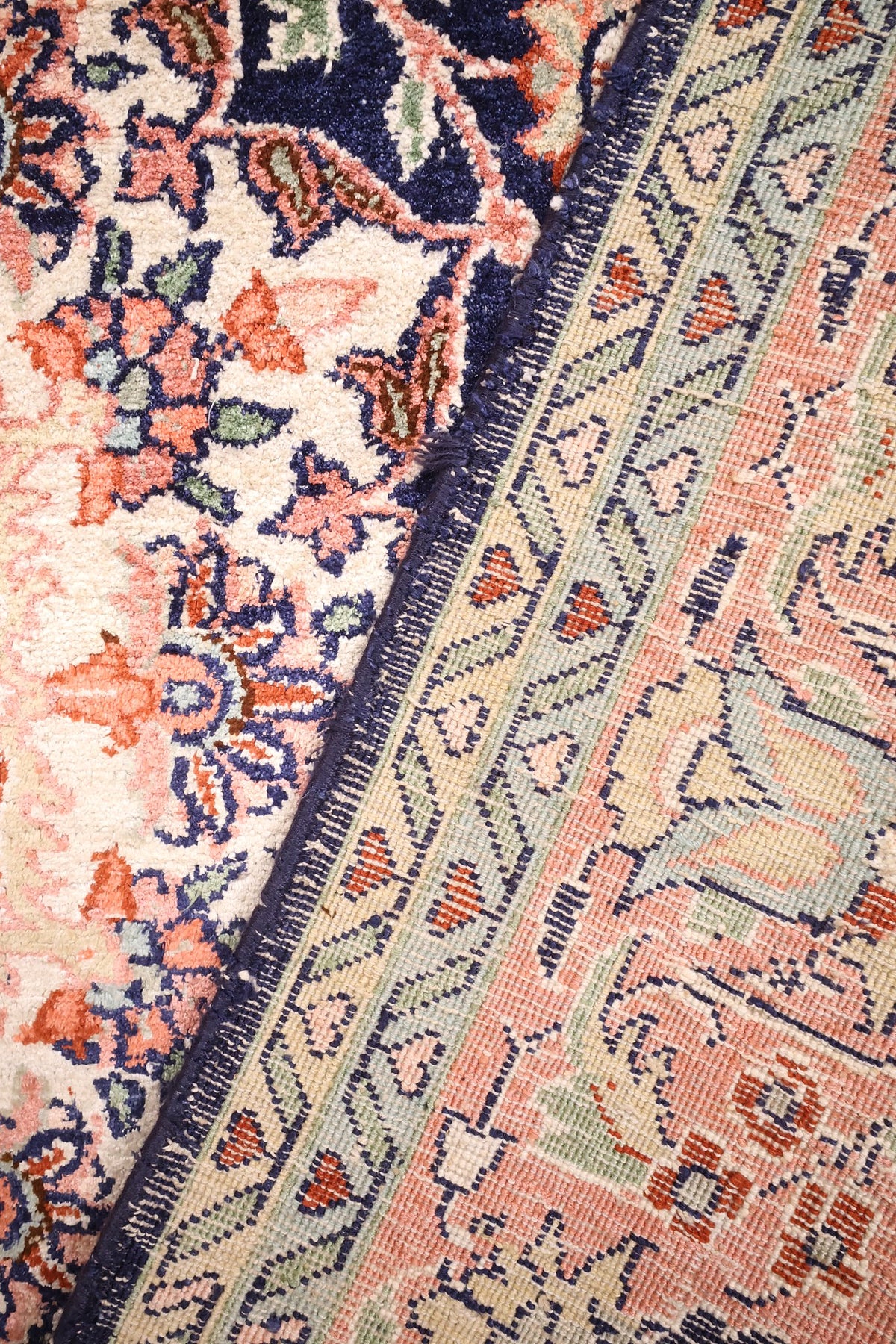 Envers du tapis Cachemire en soie, nœuds visibles le long de la bordure