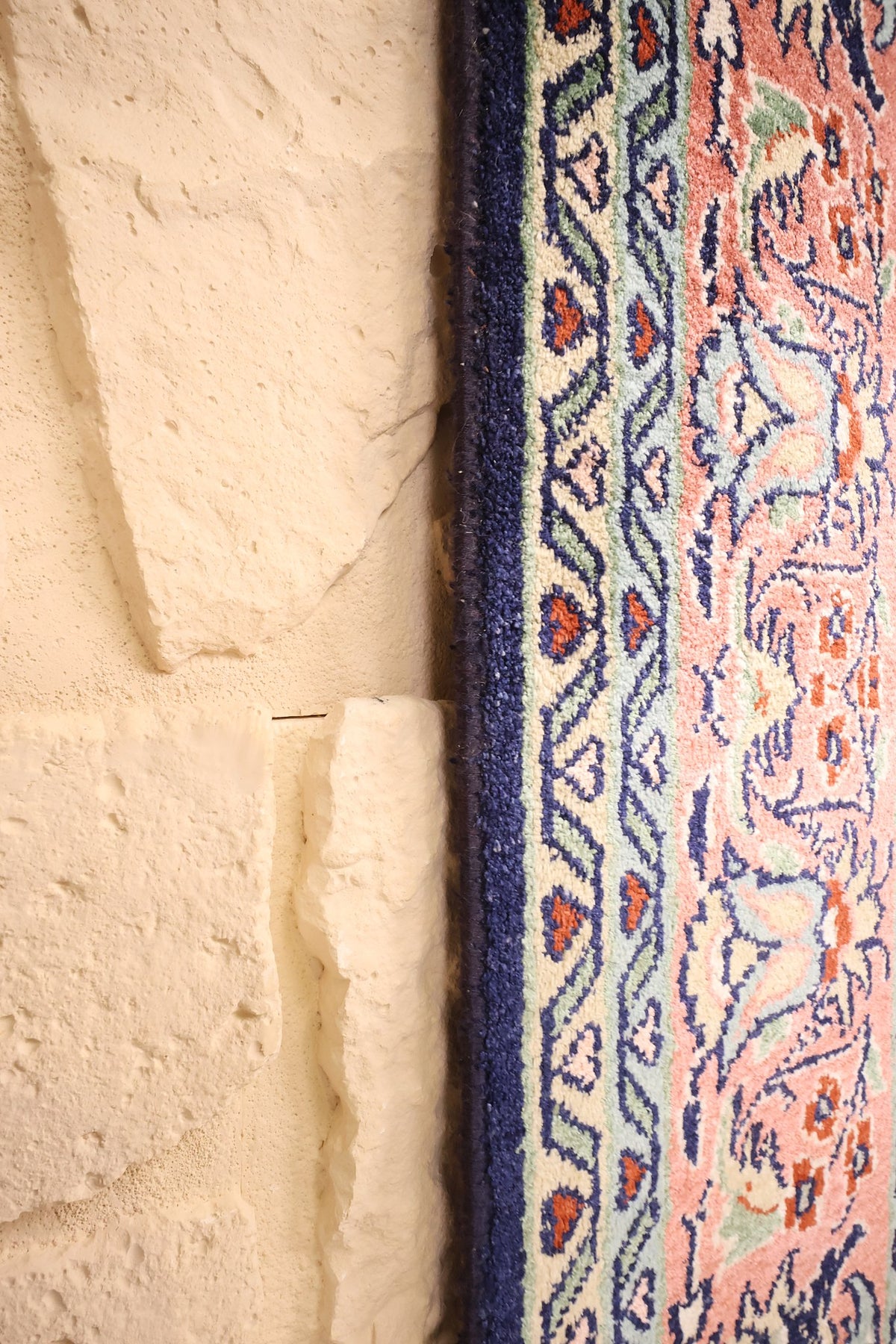 Lisière bleu nuit du tapis Cachemire noué à la main, contre-bordures ivoire