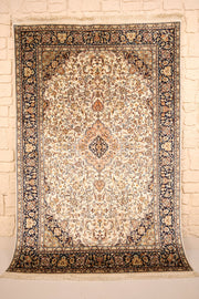 Tapis Cachemire beige en soie 185 × 123 cm, vue d'ensemble avec médaillon orange et franges