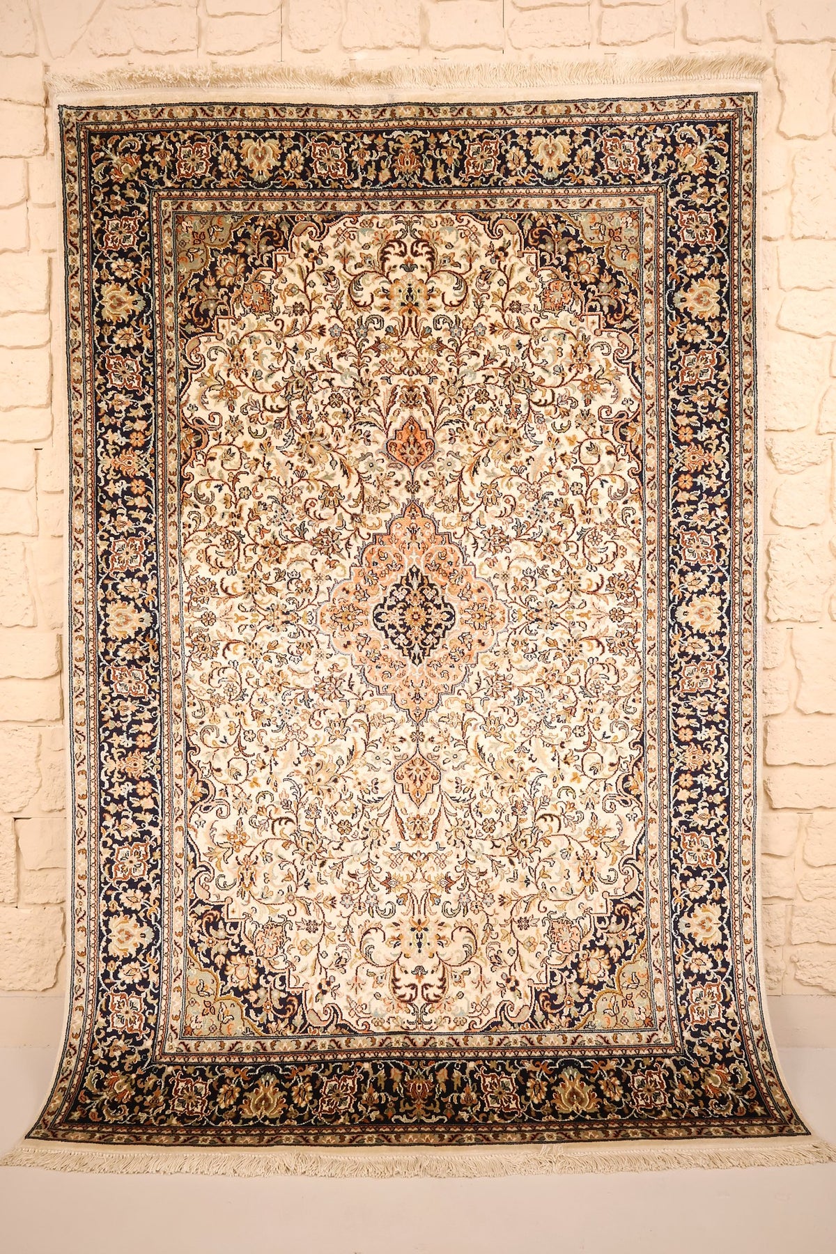Tapis Cachemire beige en soie 185 × 123 cm, vue d'ensemble avec médaillon orange et franges