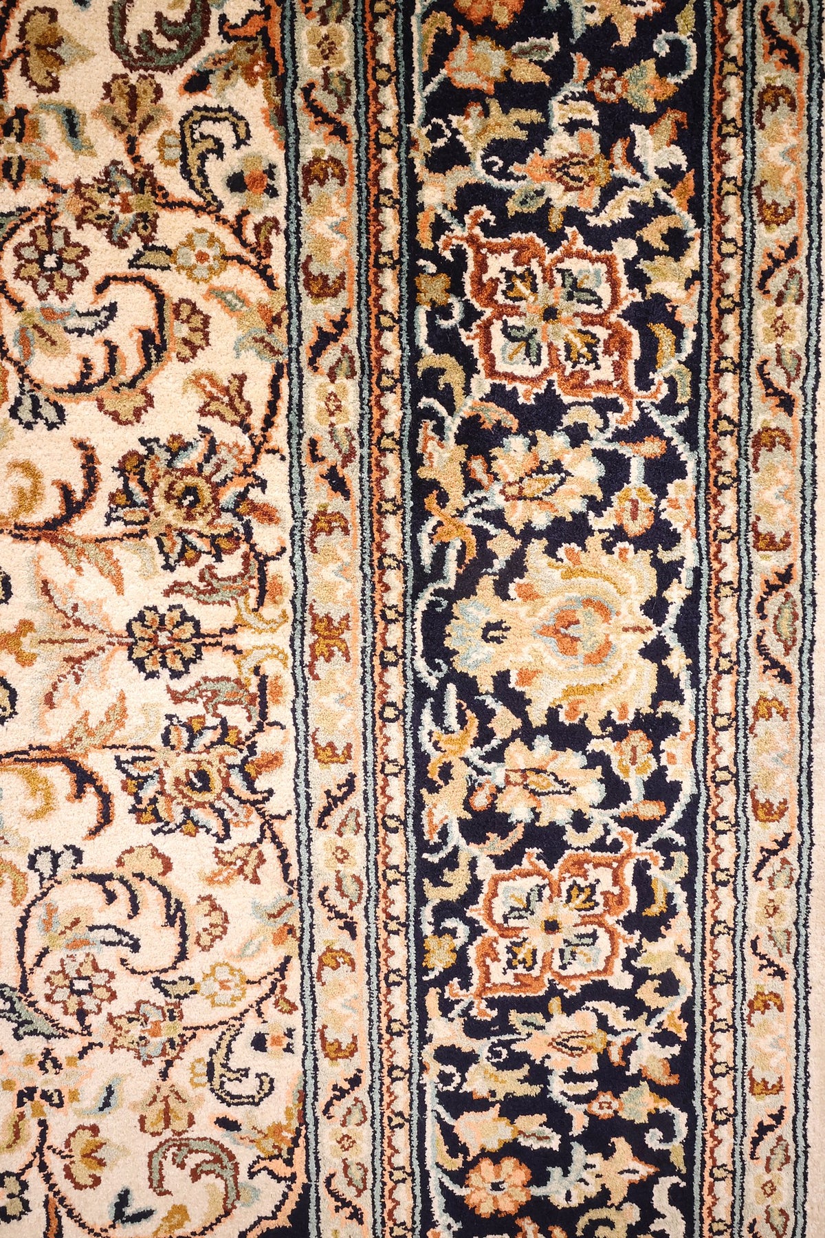 Bordure bleu nuit à fleurs et palmettes, avec ses contre-bordures claires, tapis Cachemire