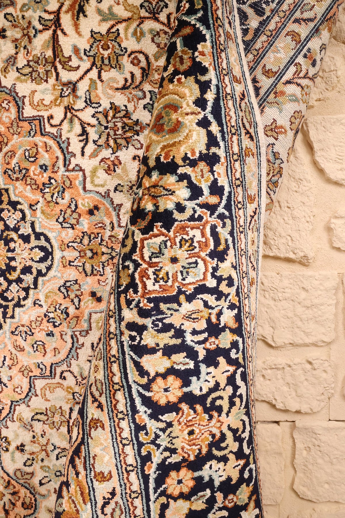 Lisière du tapis Cachemire en soie, bordure bleu nuit fleurie en relief