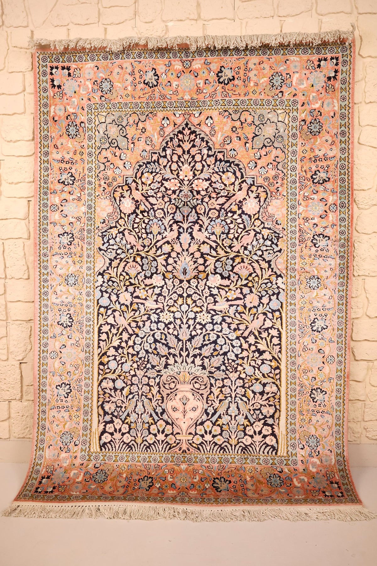 Tapis Cachemire rose 185 × 123 cm, vue d'ensemble du mihrab et du vase fleuri