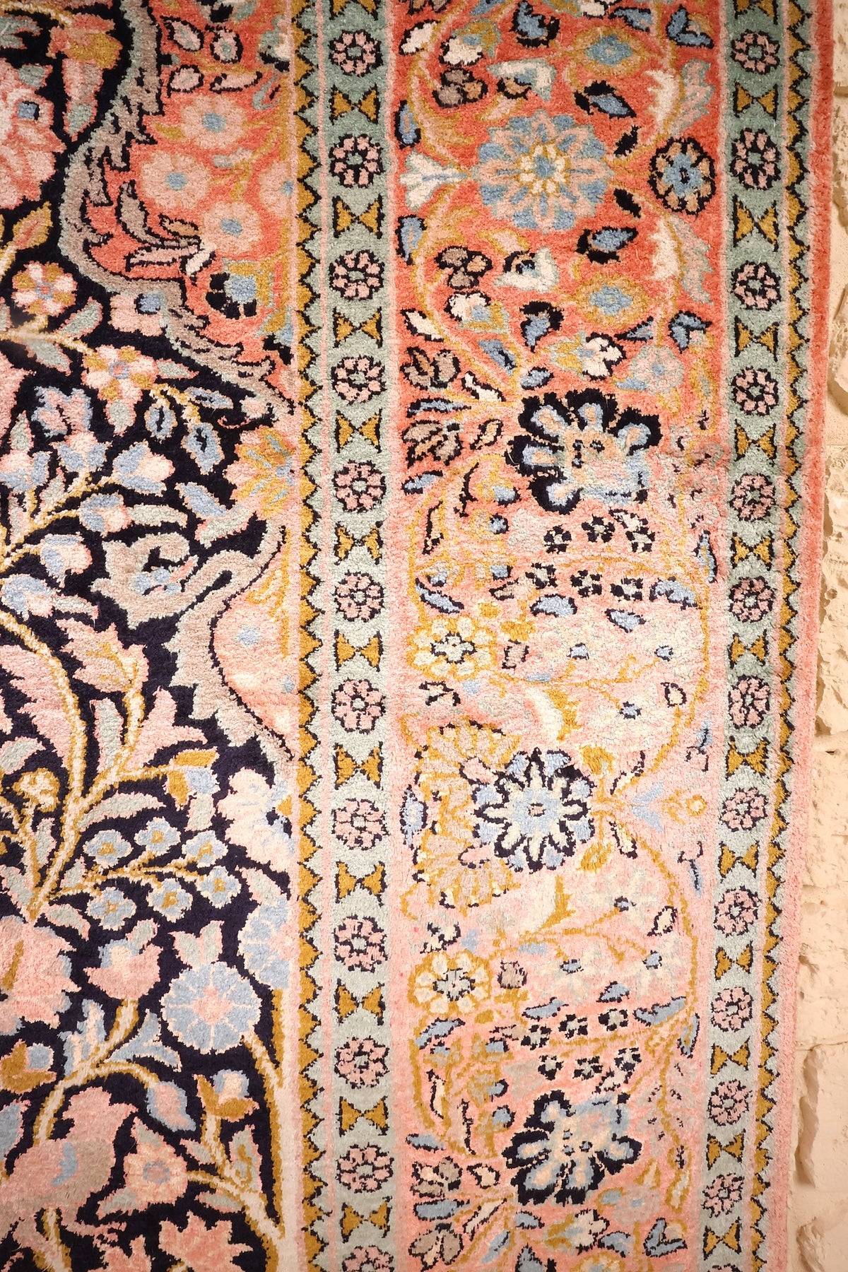 Bordure rose saumon à rinceaux floraux et contre-bordures vert-gris à rosettes