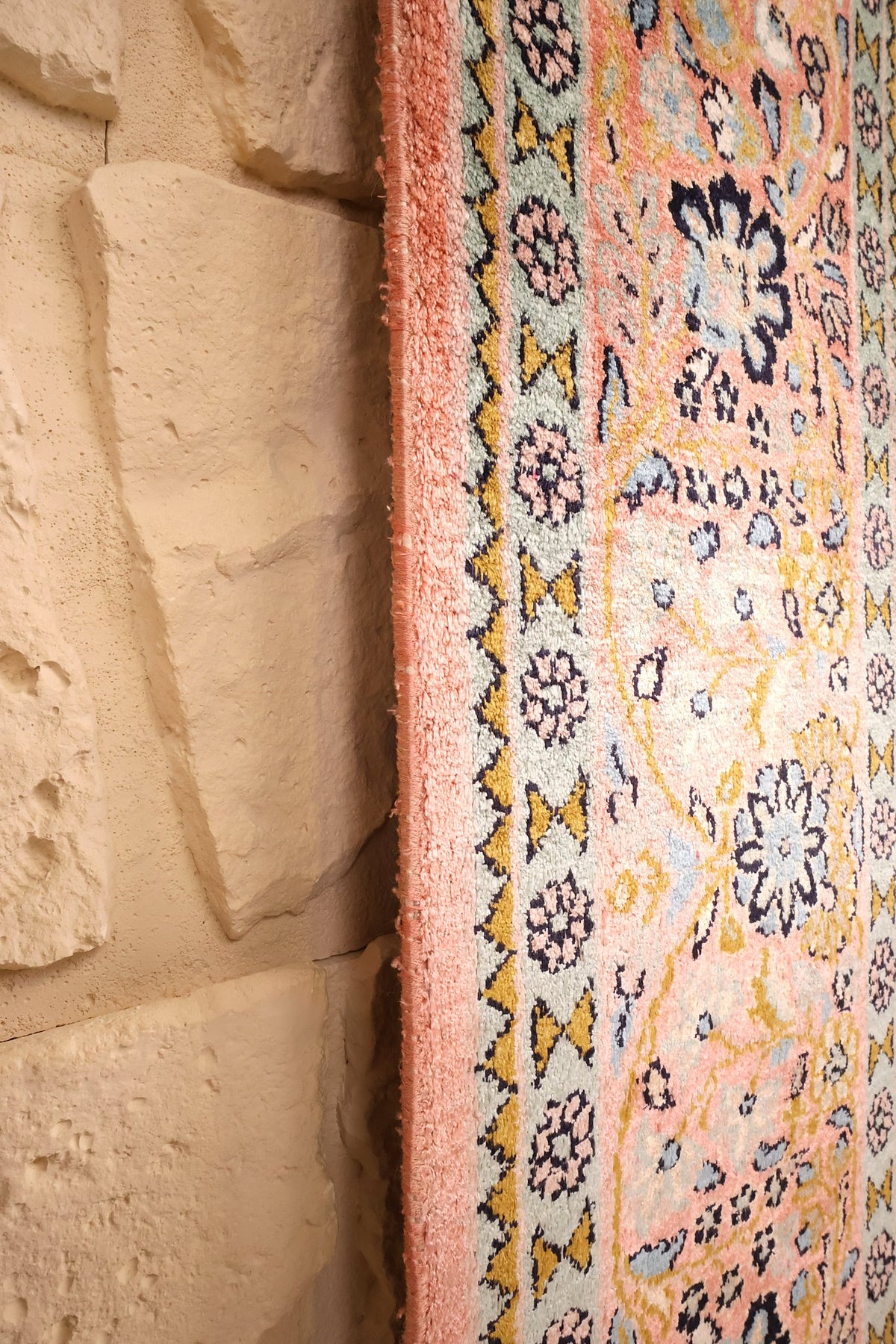 Lisière rose du tapis Cachemire 185 × 123 cm, finition le long de la bordure