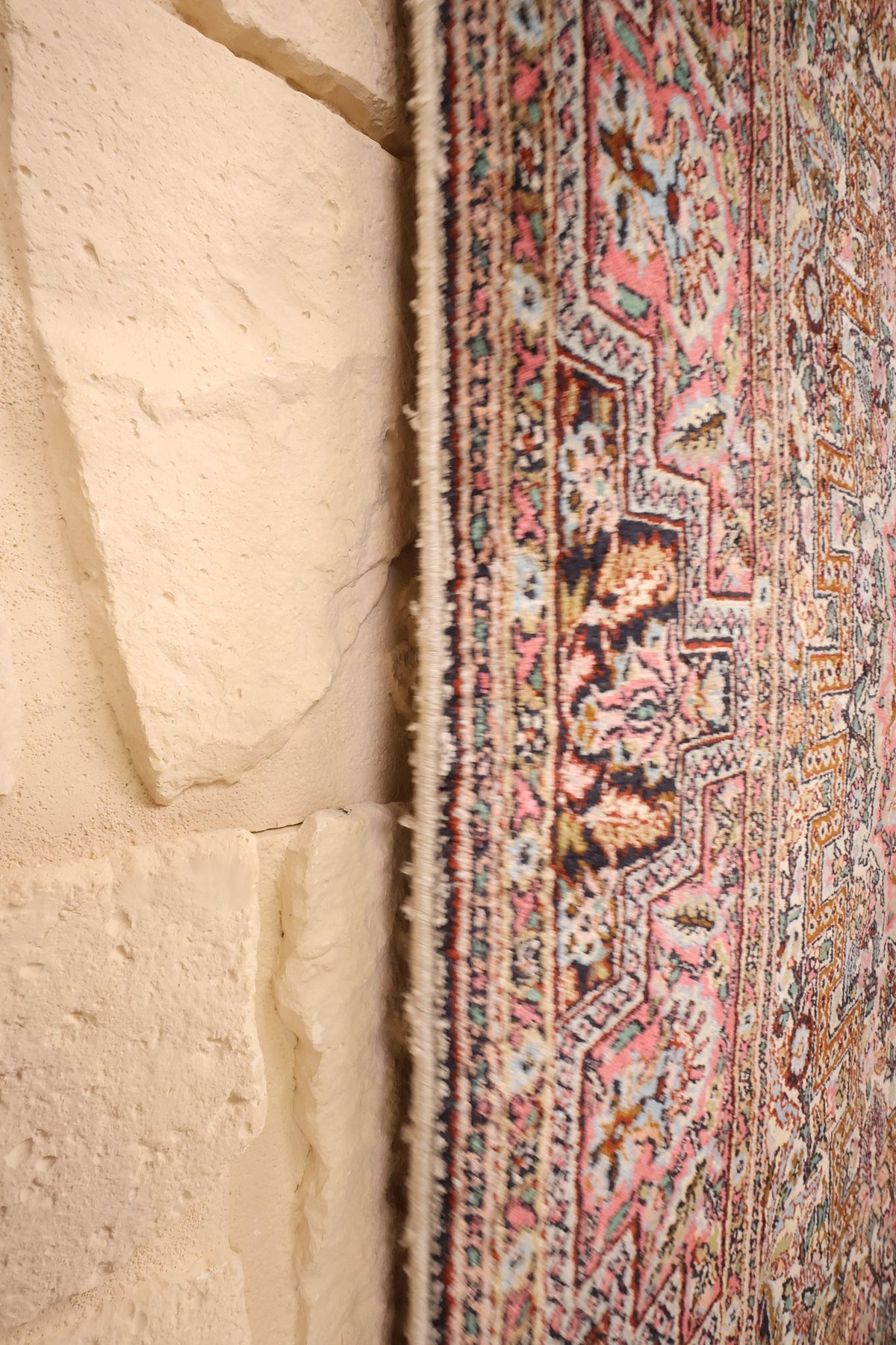 Lisière du tapis Cachemire rose, bordure florale vue de profil