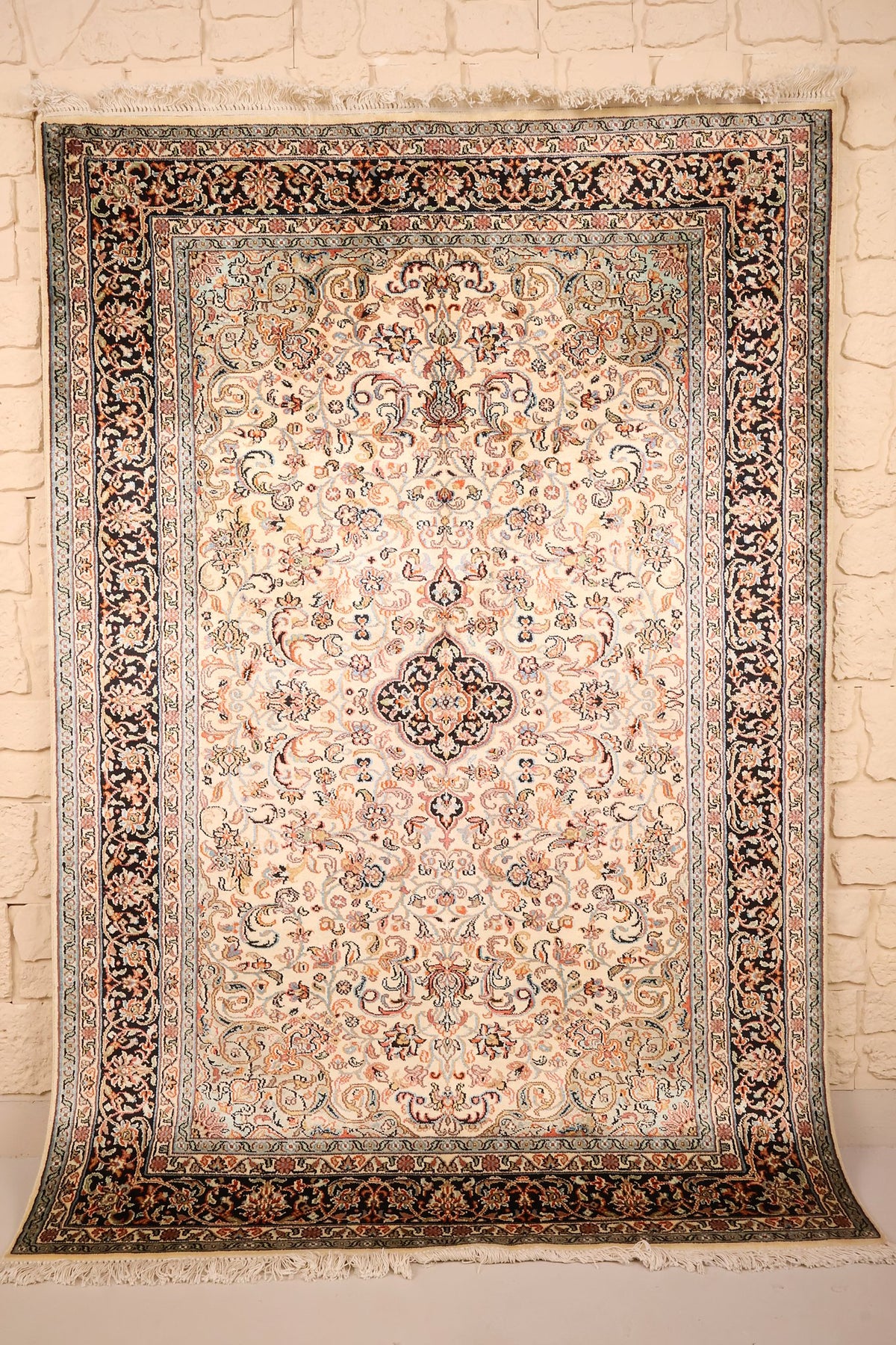 Tapis Cachemire beige en soie 185 × 127 cm, vue d'ensemble avec médaillon bleu nuit