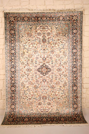 Tapis Cachemire beige en soie 185 × 127 cm, vue d'ensemble avec médaillon bleu nuit