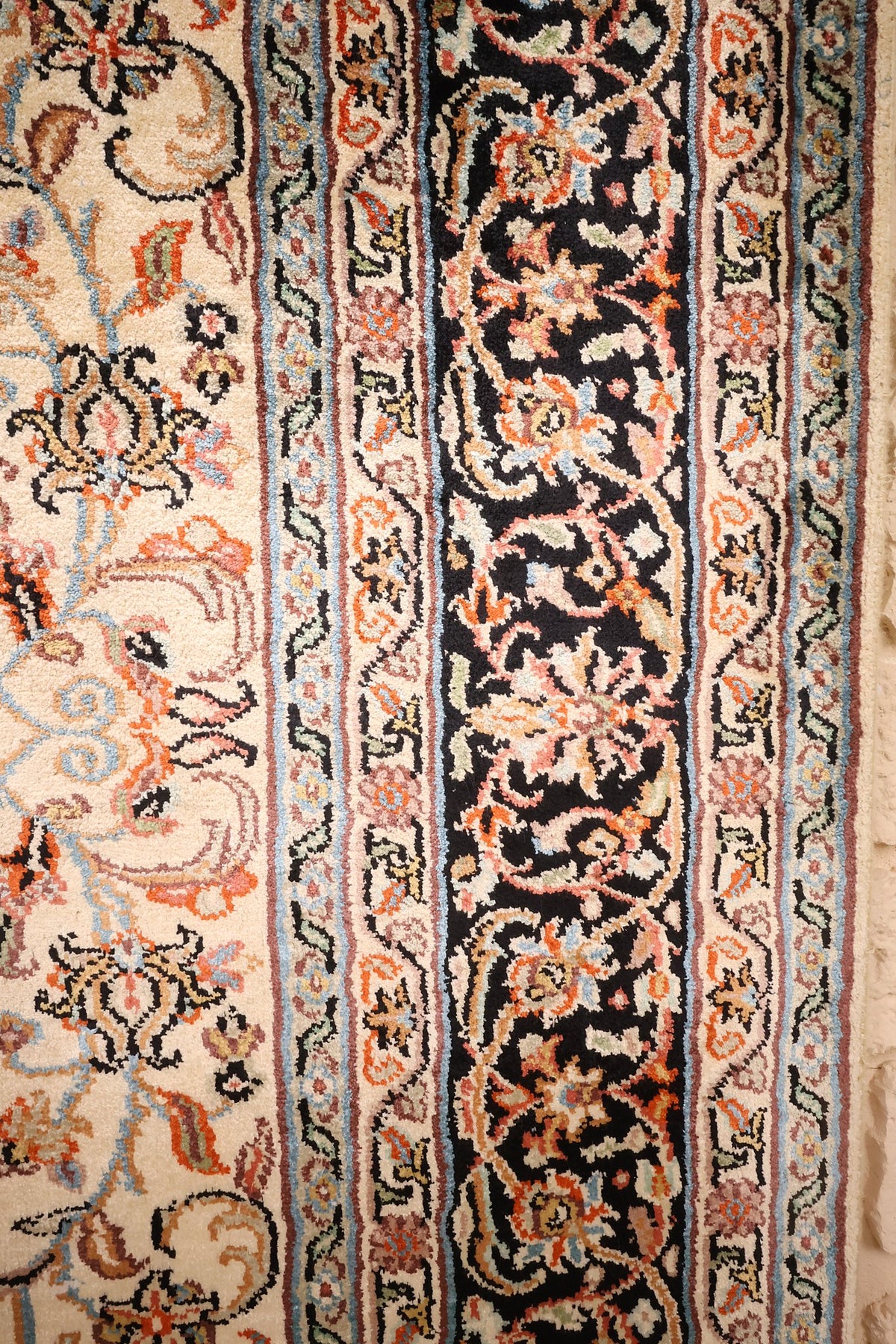 Bordure bleu nuit à guirlande florale et contre-bordures ivoire du tapis Cachemire