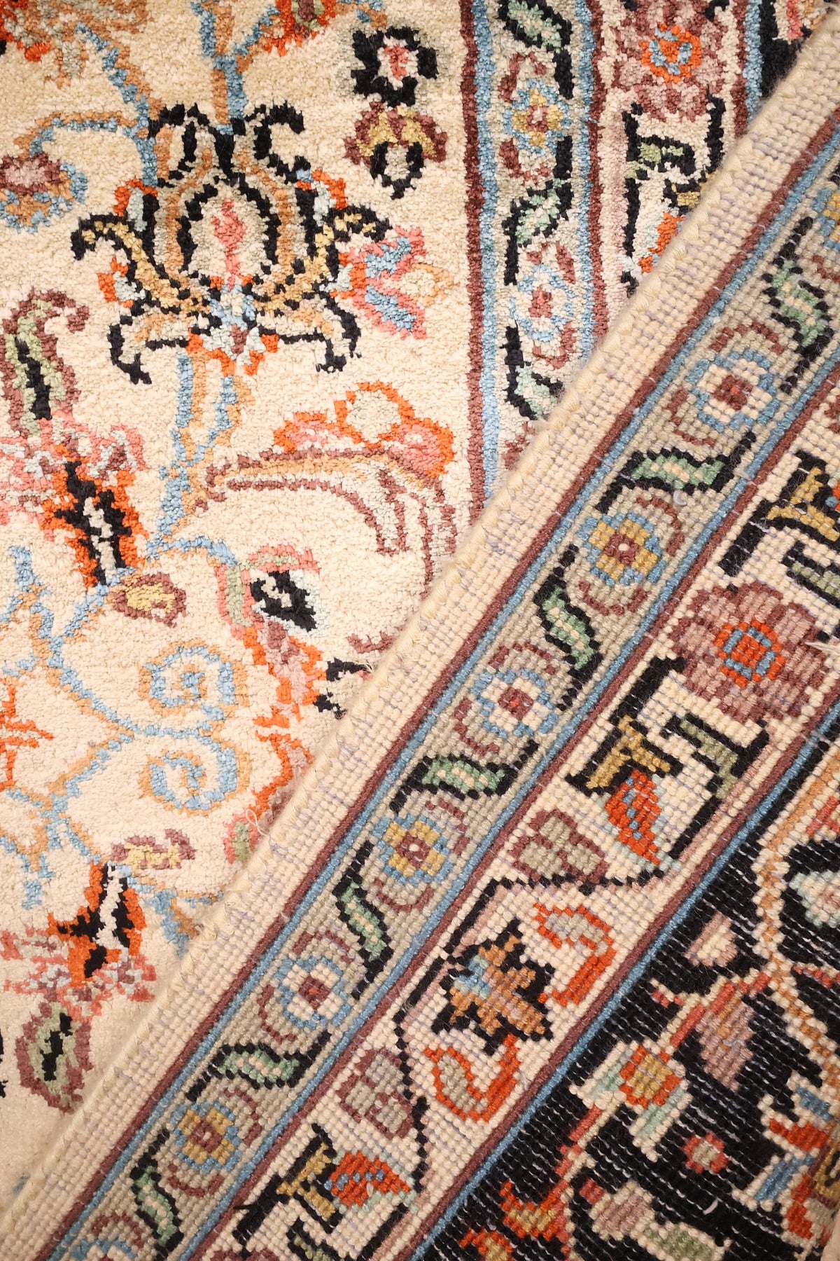 Coin replié du tapis Cachemire en soie, nœuds fins visibles à l'envers