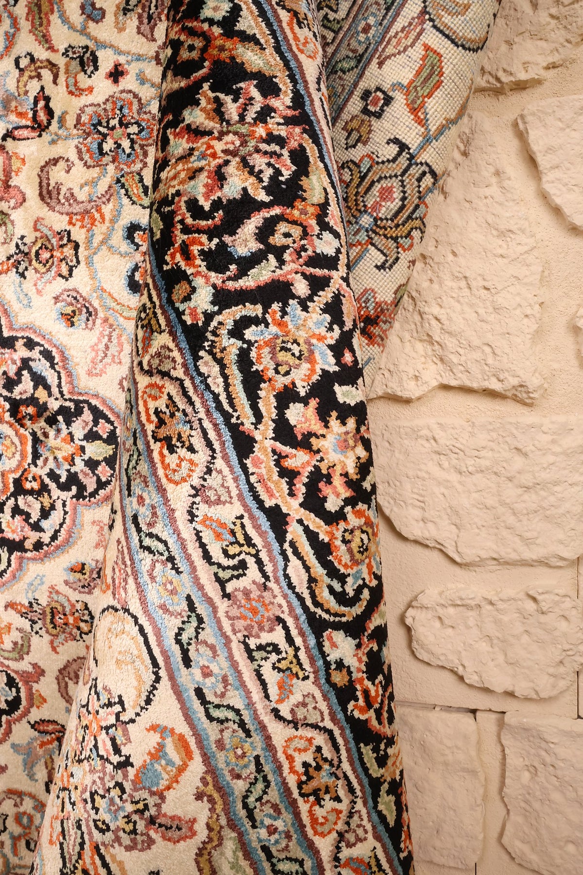 Lisière du tapis Cachemire noué à la main, ondulation du champ beige et de la bordure