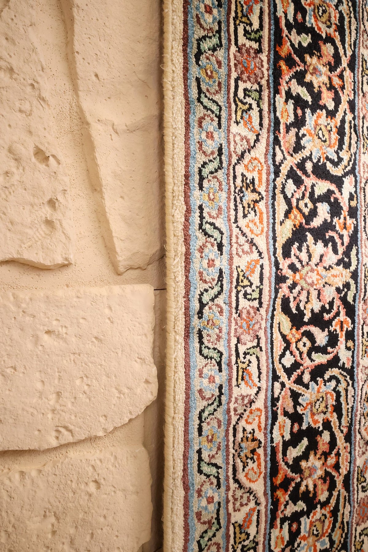 Lisière latérale du tapis Cachemire 185 × 127 cm, contre-bordures rosées et bleu clair