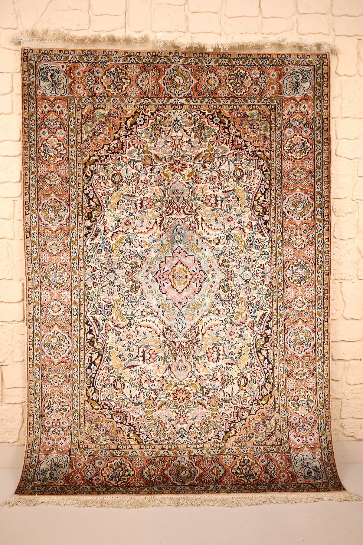 Tapis Cachemire beige en soie 185 × 128 cm, vue d'ensemble du médaillon fleuri