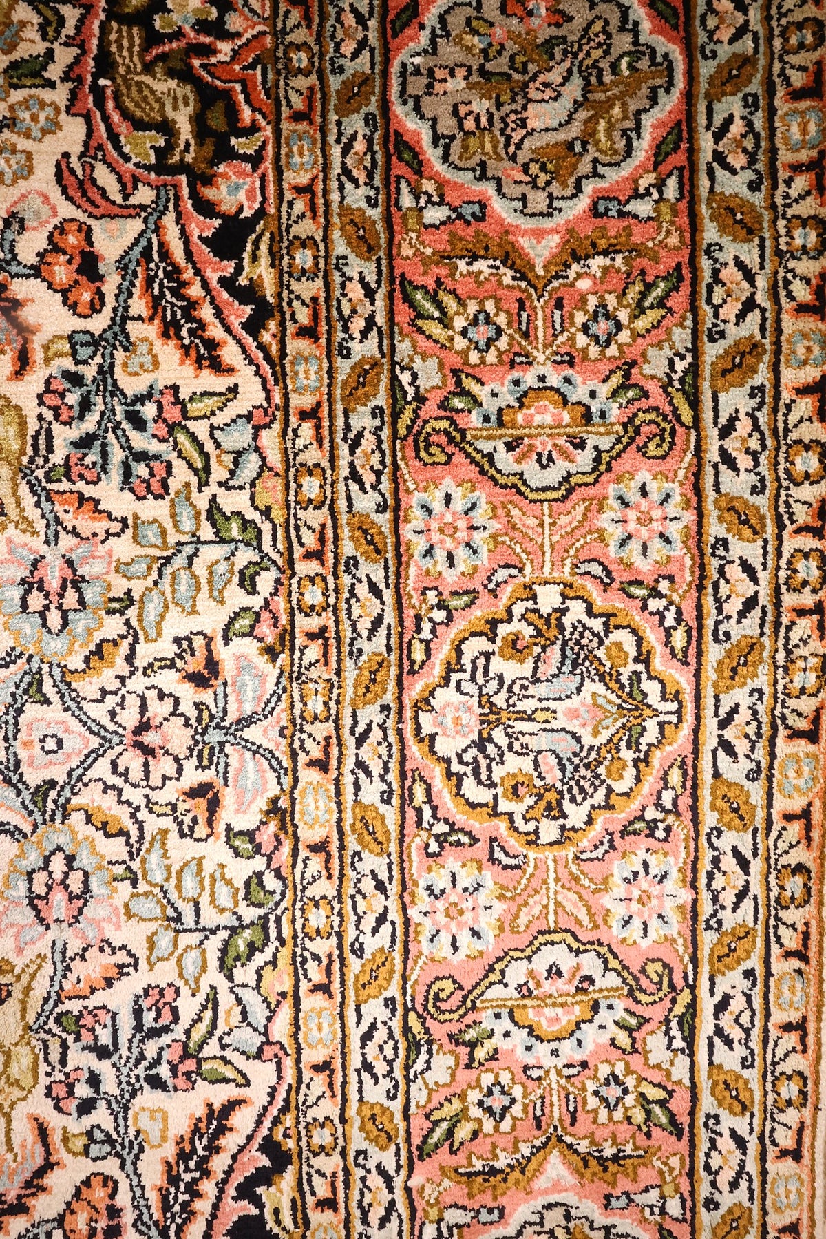 Bordure rose saumon à cartouches floraux et contre-bordures ivoire et noires