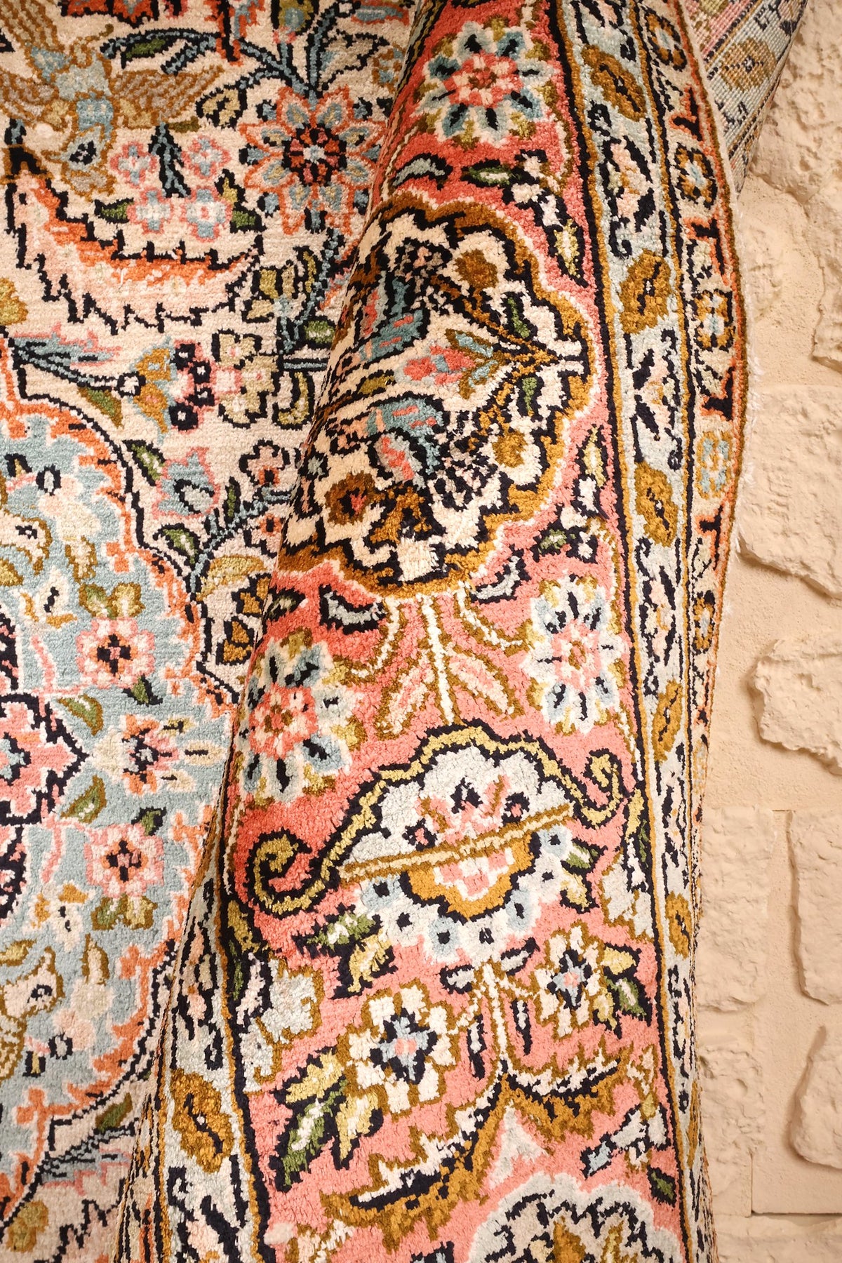 Angle du tapis Cachemire 185 × 128 cm, écoinçon sombre et palmettes dorées