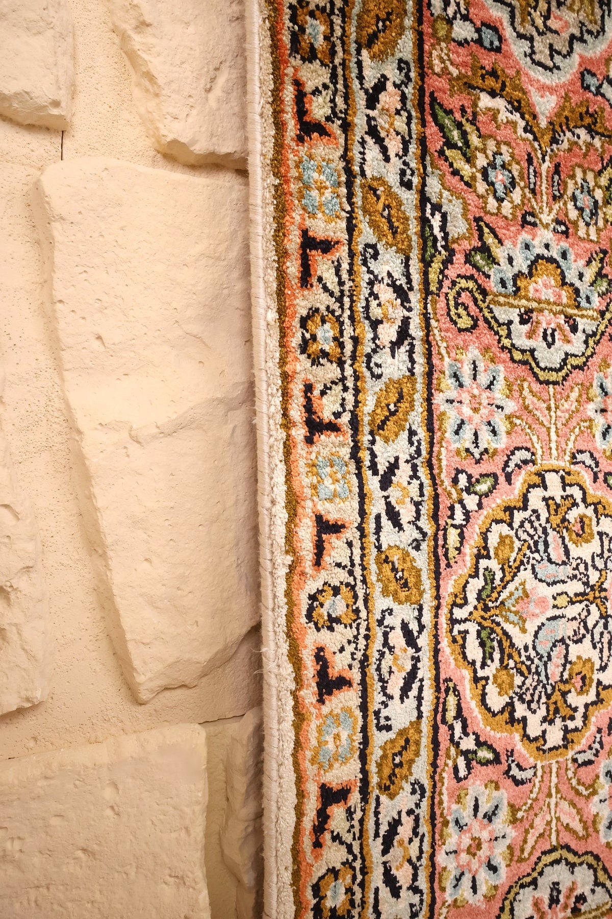 Lisière du tapis Cachemire beige, bord ivoire le long de la bordure rose