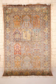 Tapis Cachemire beige 186 × 121 cm en soie, vue d'ensemble aux compartiments fleuris