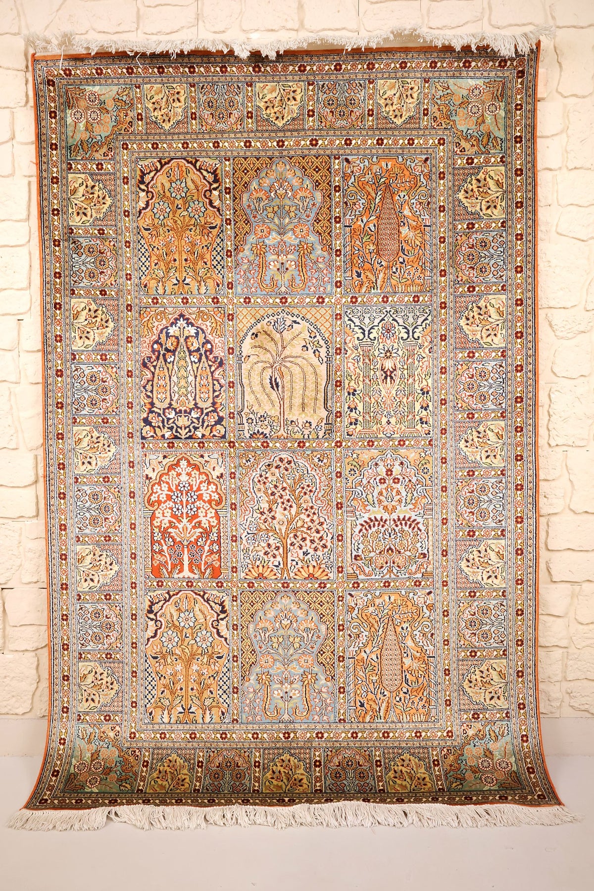 Tapis Cachemire beige 186 × 121 cm en soie, vue d'ensemble aux compartiments fleuris