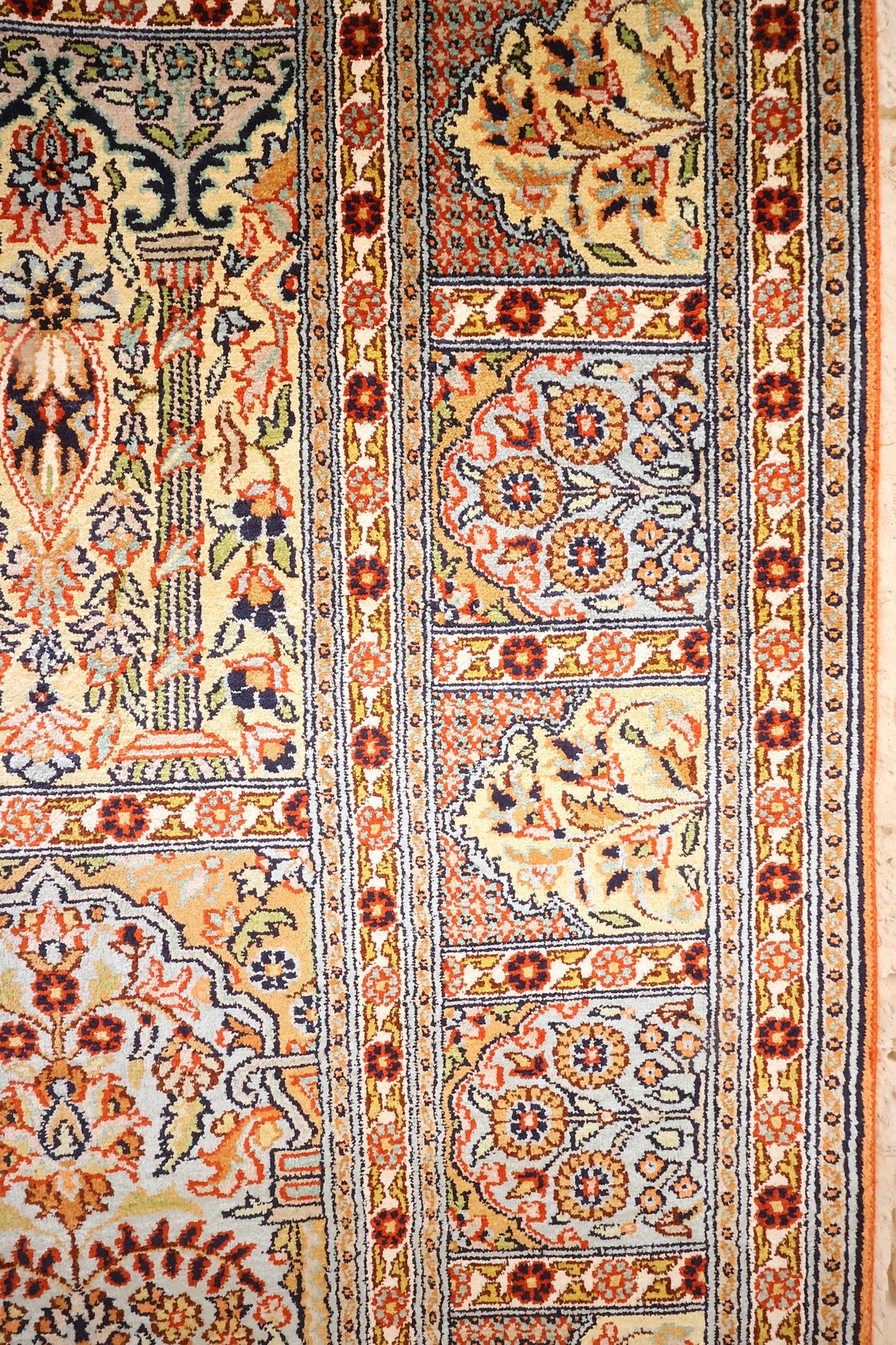 Angle du tapis Cachemire, panneaux à arcades et rosettes de la bordure principale