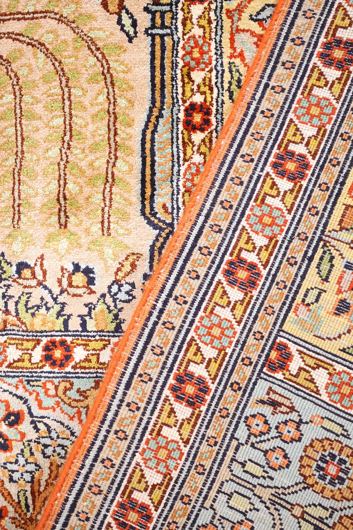 Bordure du Cachemire en soie, filets bleu foncé et lisière orange repliée