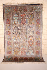 Tapis Cachemire beige 186 × 124 cm en soie, vue d'ensemble du champ à compartiments