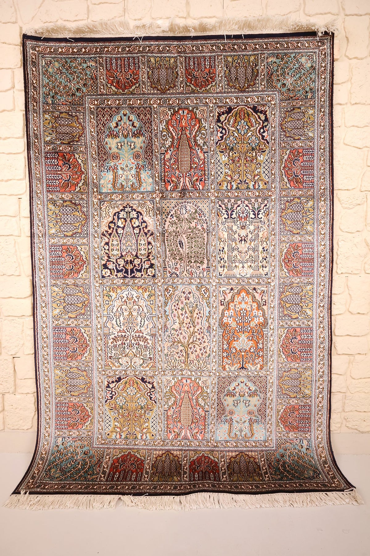 Tapis Cachemire beige 186 × 124 cm en soie, vue d'ensemble du champ à compartiments