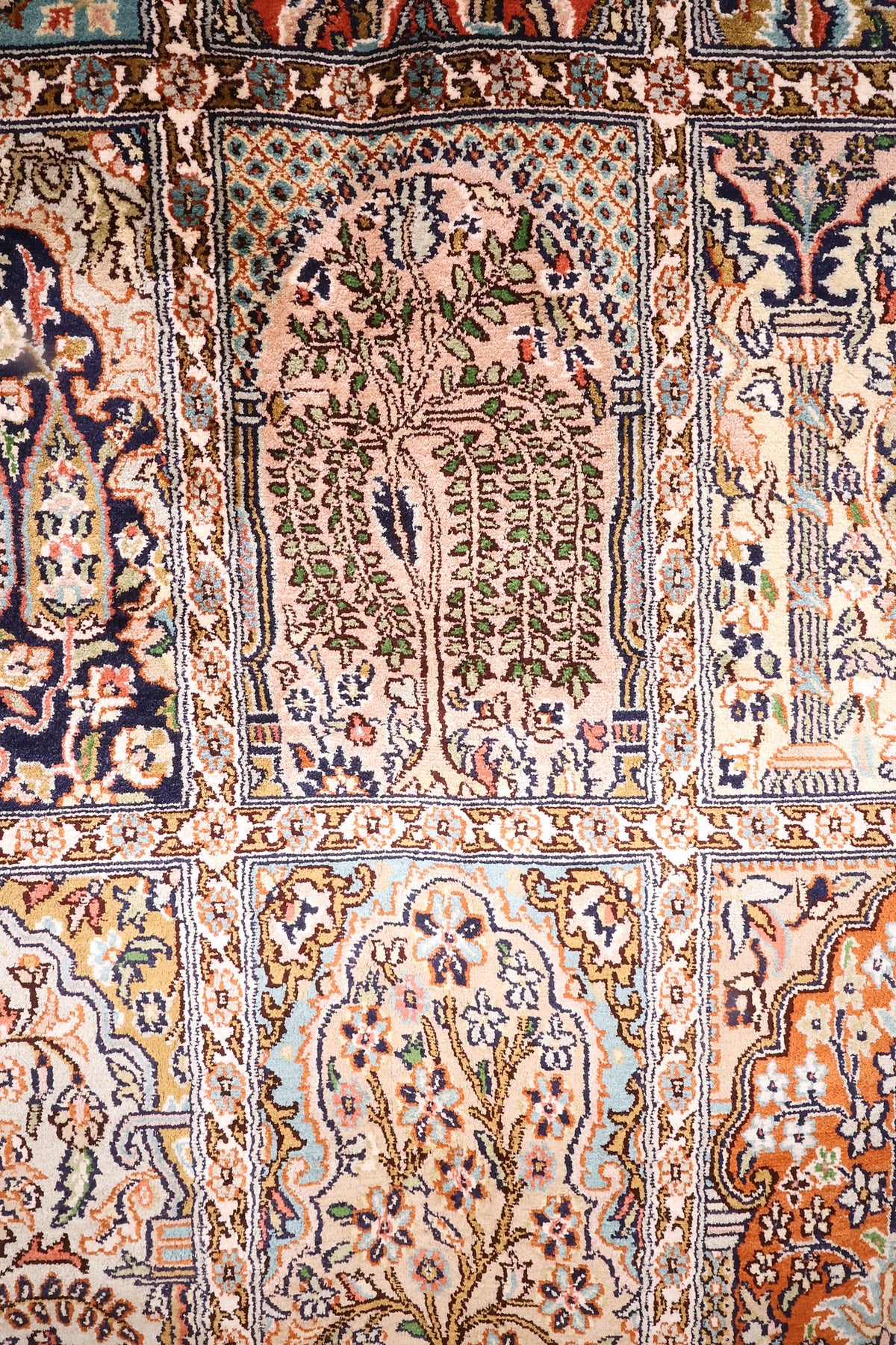 Détail des caissons à arbre de vie et vase fleuri du tapis Cachemire beige