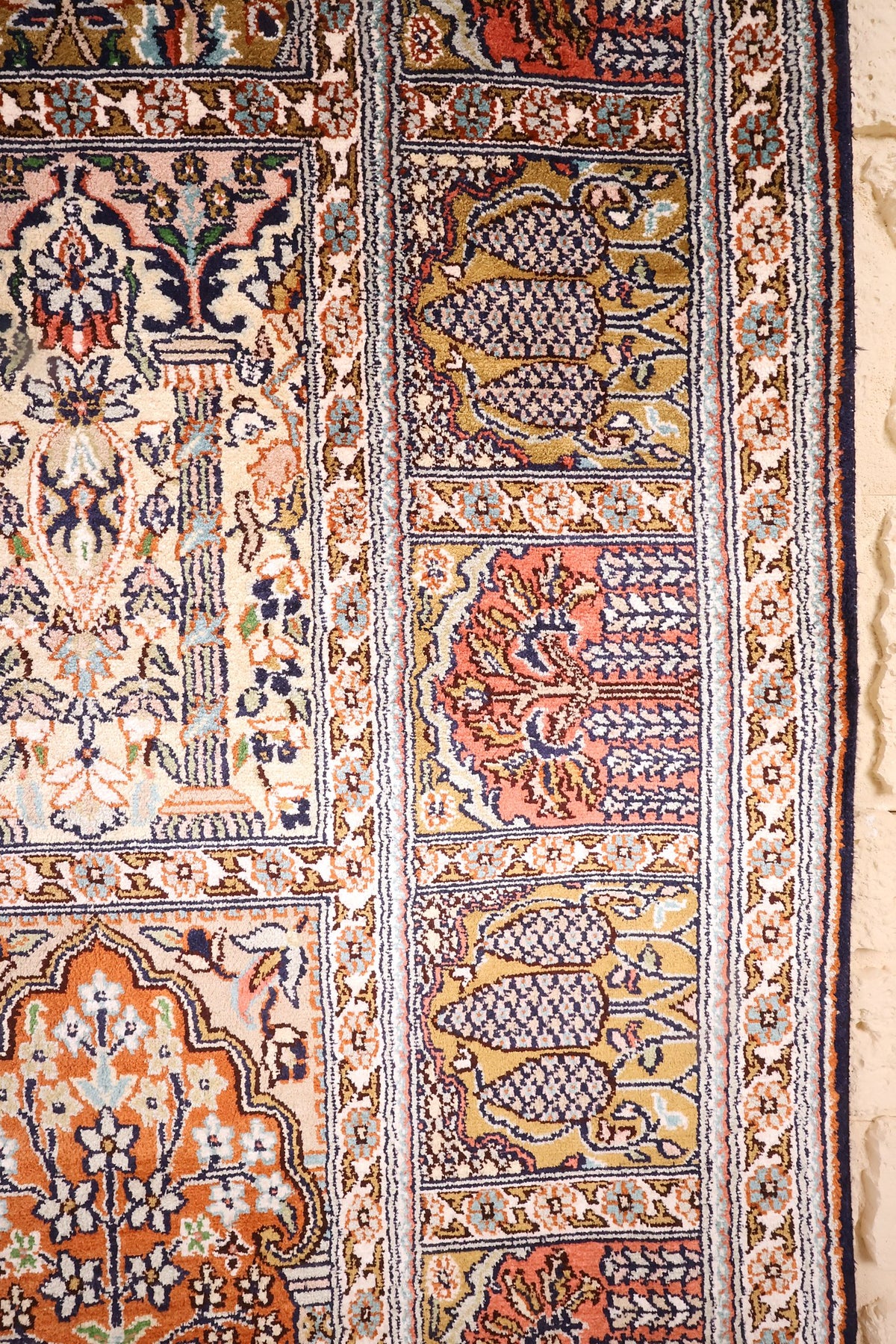 Large bordure à caissons et contre-bordures à rinceaux floraux du tapis Cachemire