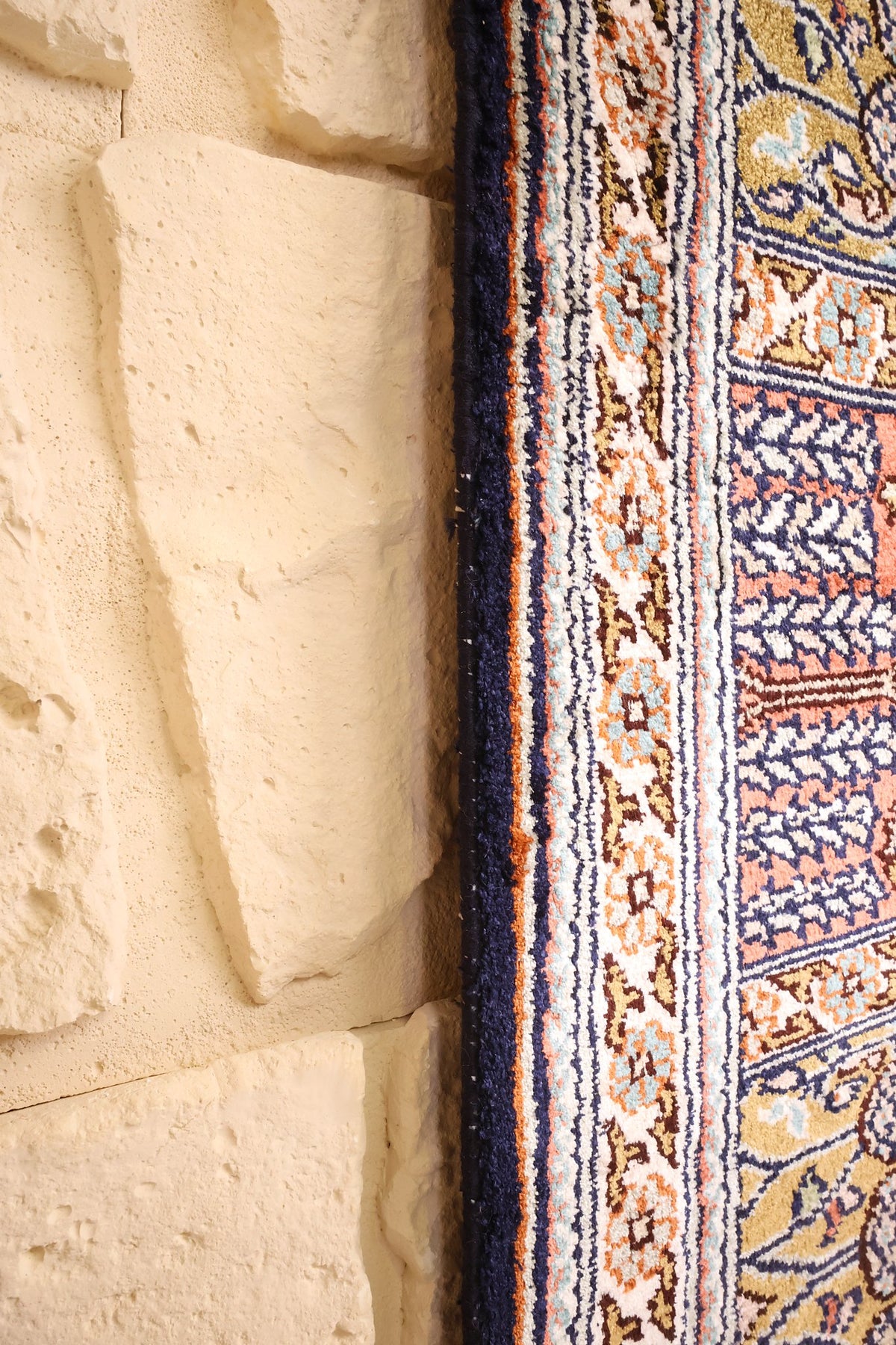 Lisière bleu nuit du tapis Cachemire beige et orange, finition en soie