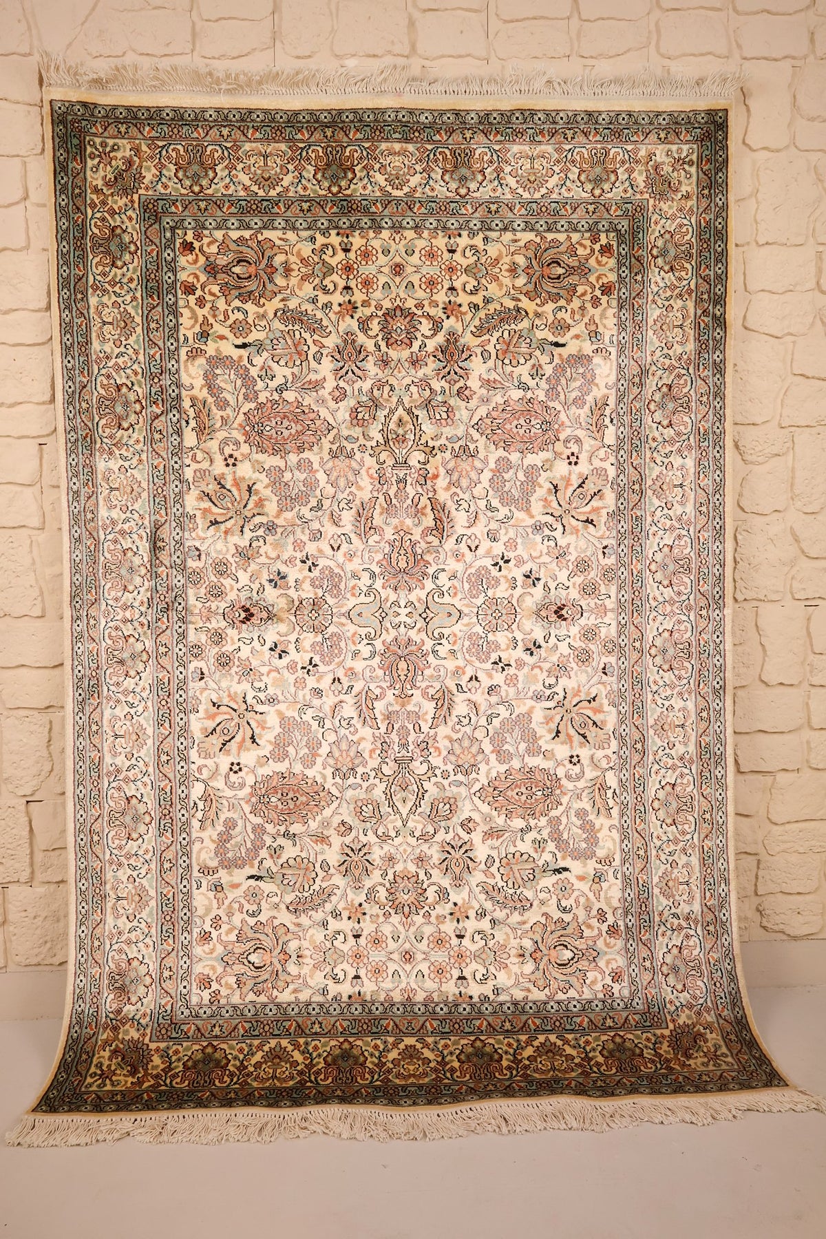 Tapis Cachemire beige en soie 186 × 124 cm, vue d'ensemble du semis floral