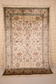 Tapis Cachemire beige en soie 186 × 124 cm, vue d'ensemble du semis floral