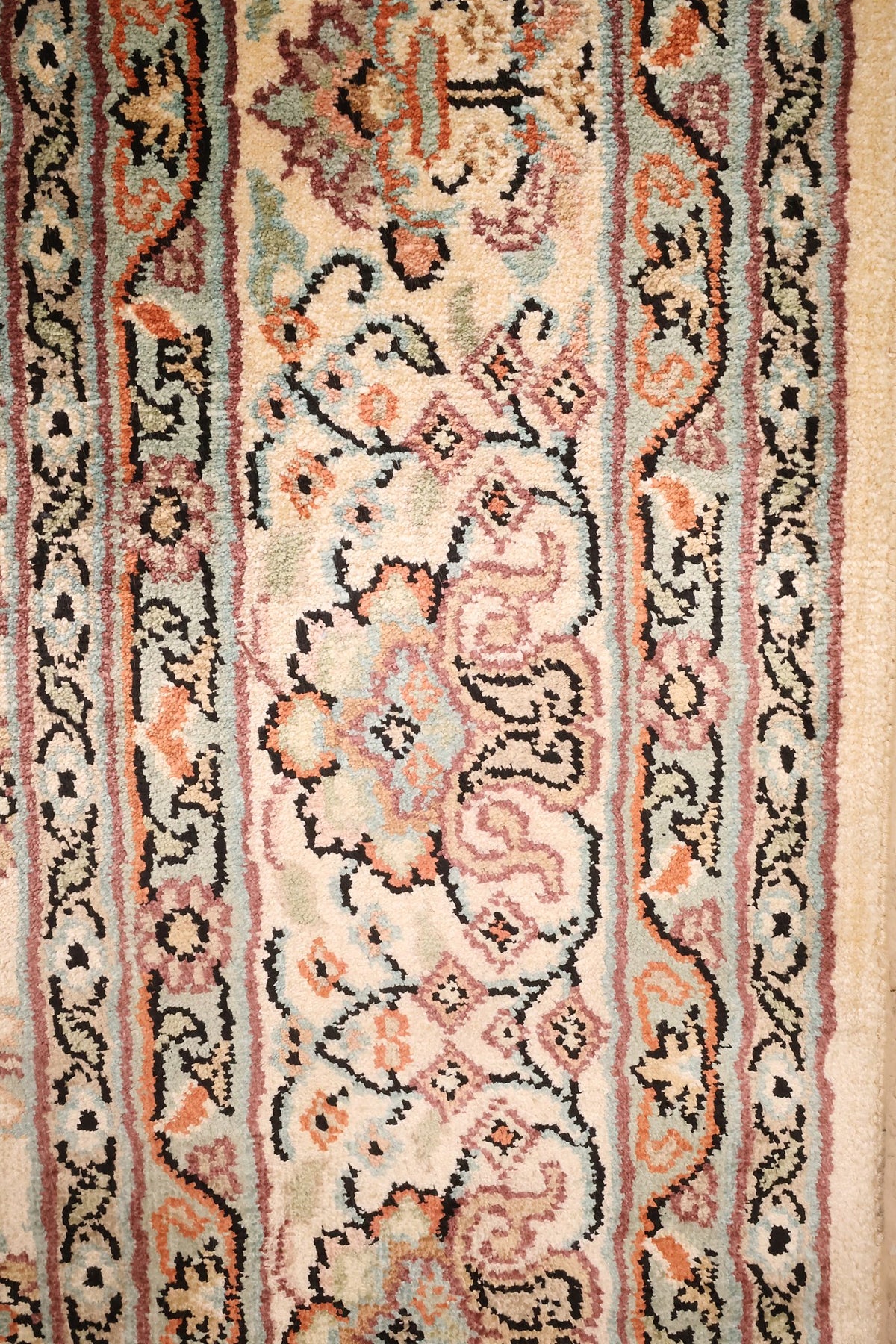 Bordure à palmettes et contre-bordures à fleurettes du tapis Cachemire en soie