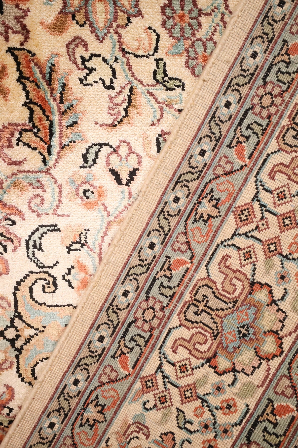Tapis Cachemire noué à la main, champ beige et bande florale repliée