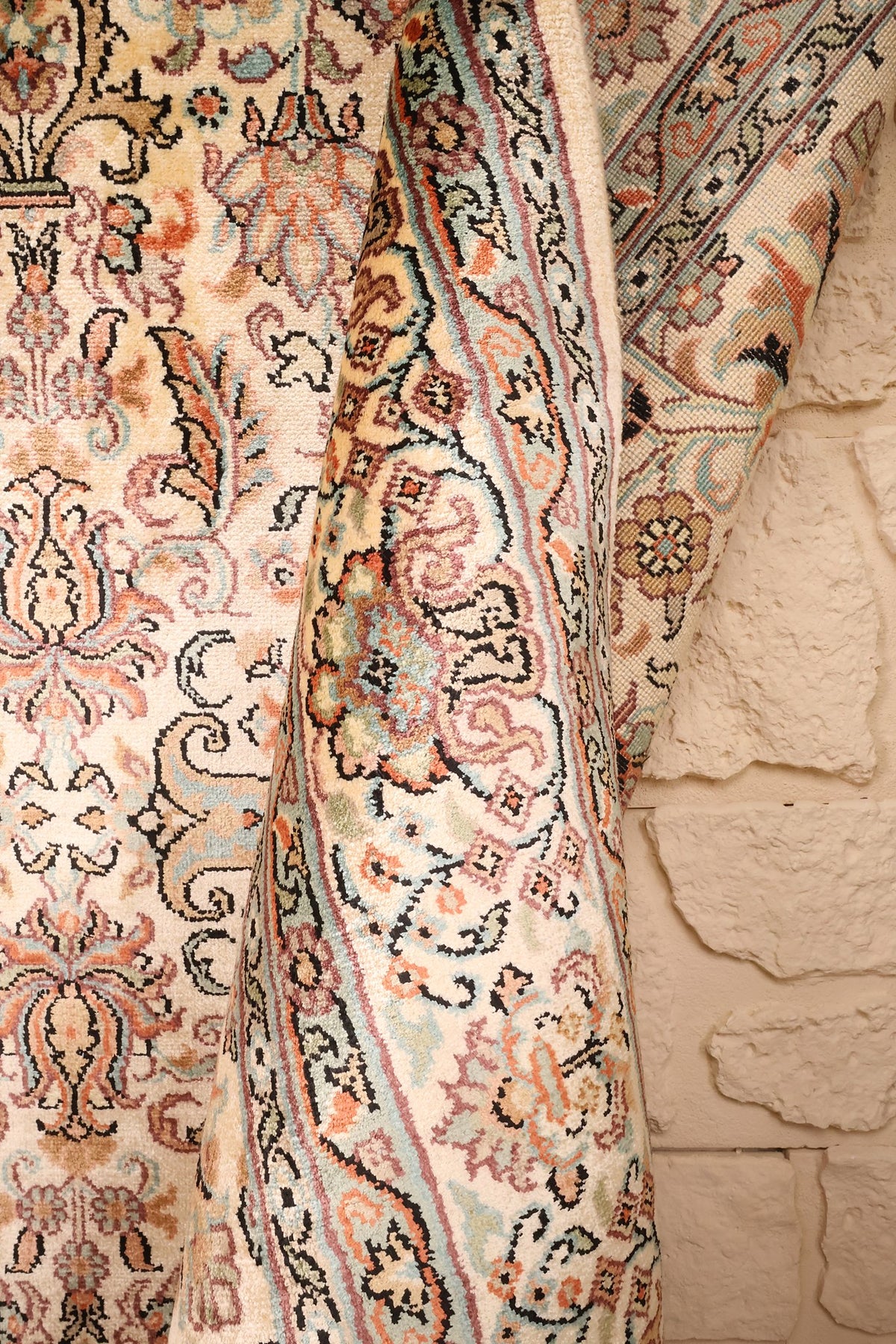 Lisière du tapis Cachemire beige, rinceaux et feuilles dentelées en soie